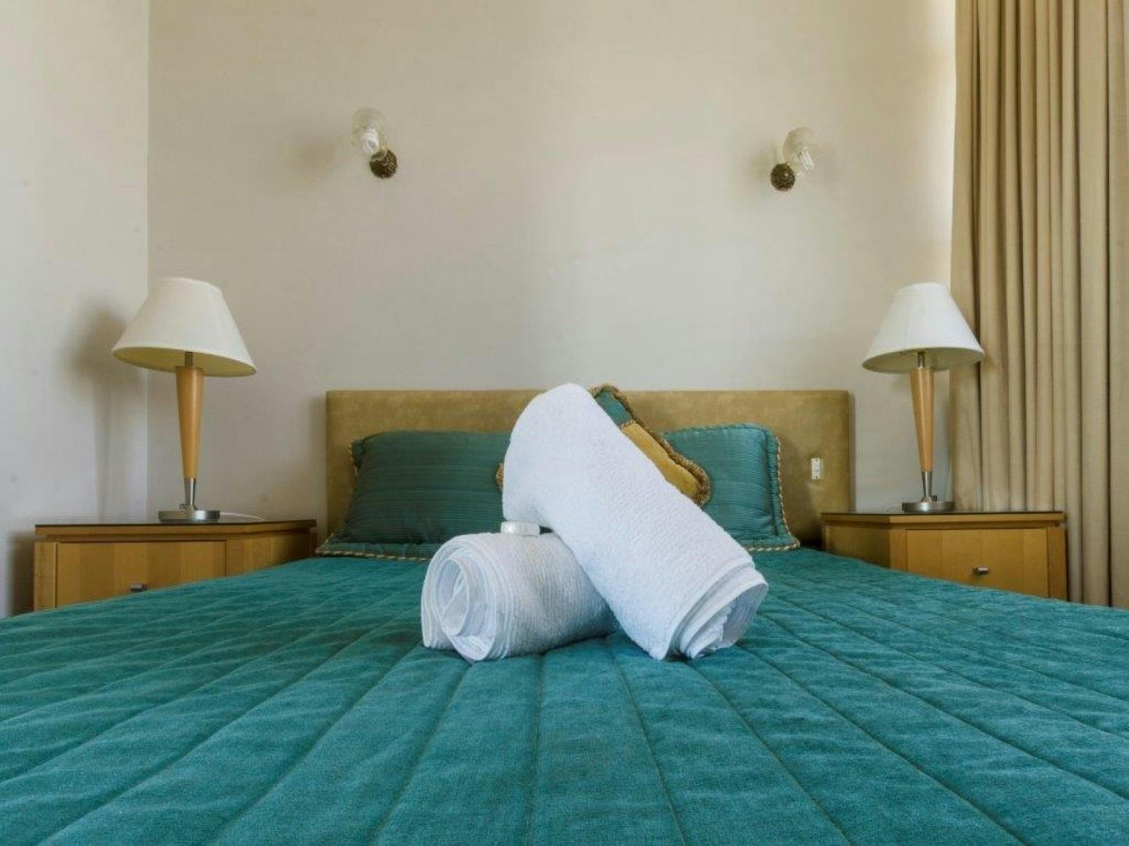 Lochinvar Hotel Motel bedroom