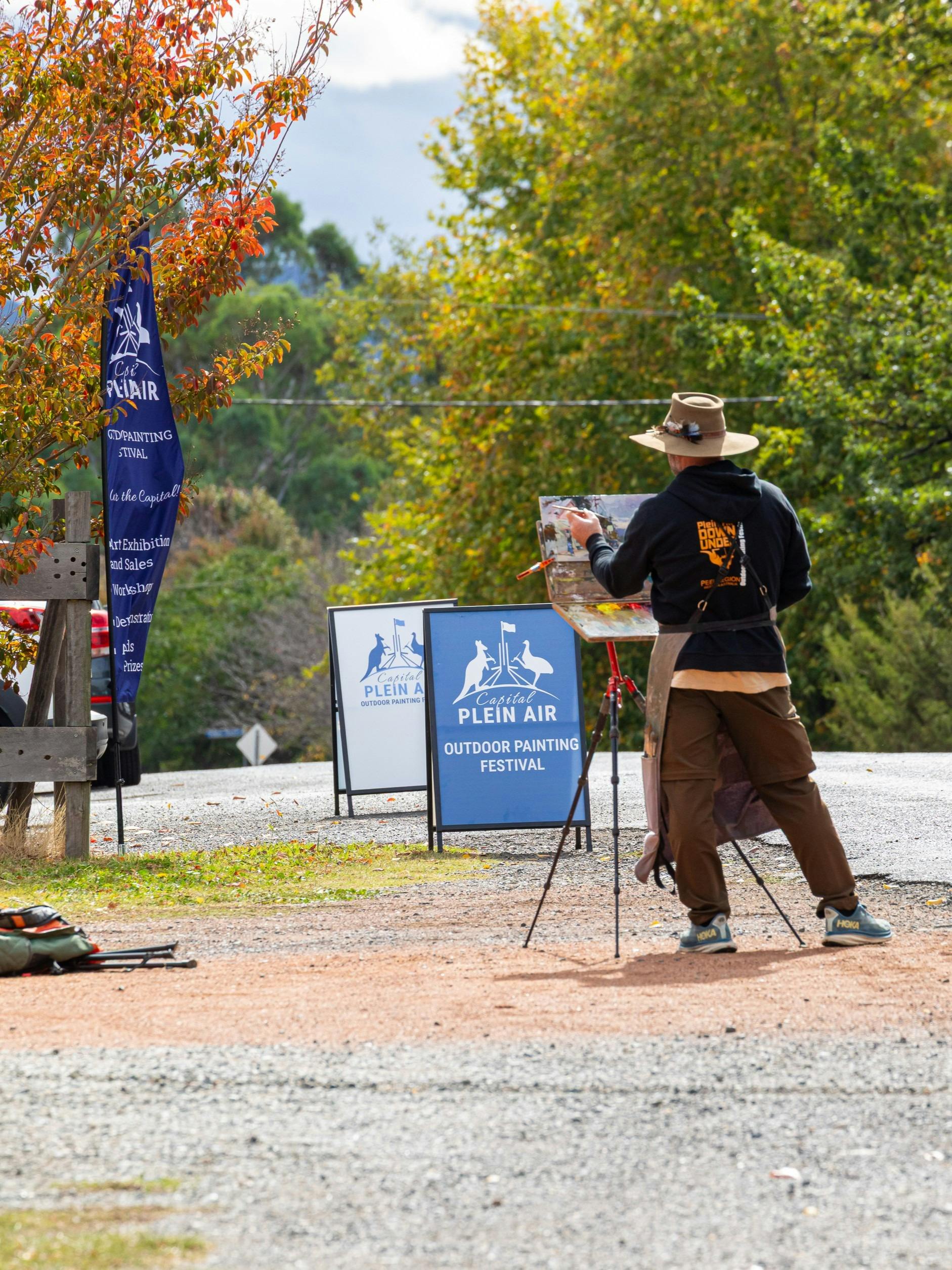 An artist painting on Cork St Gundaroo