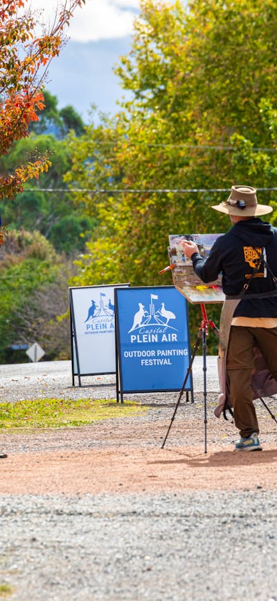 An artist painting on Cork St Gundaroo