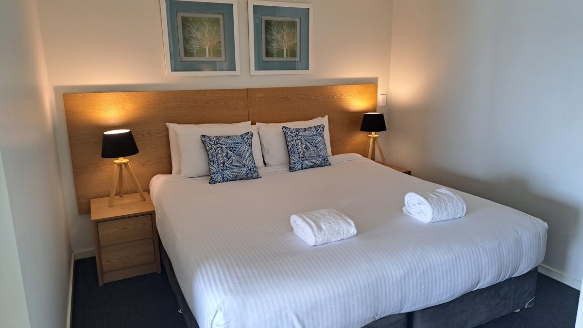 1 Bed fully-self contained apartment - Master Bed
