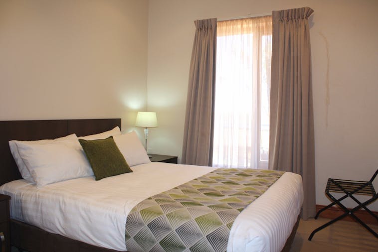 Superior One Bedroom Queen Apartment