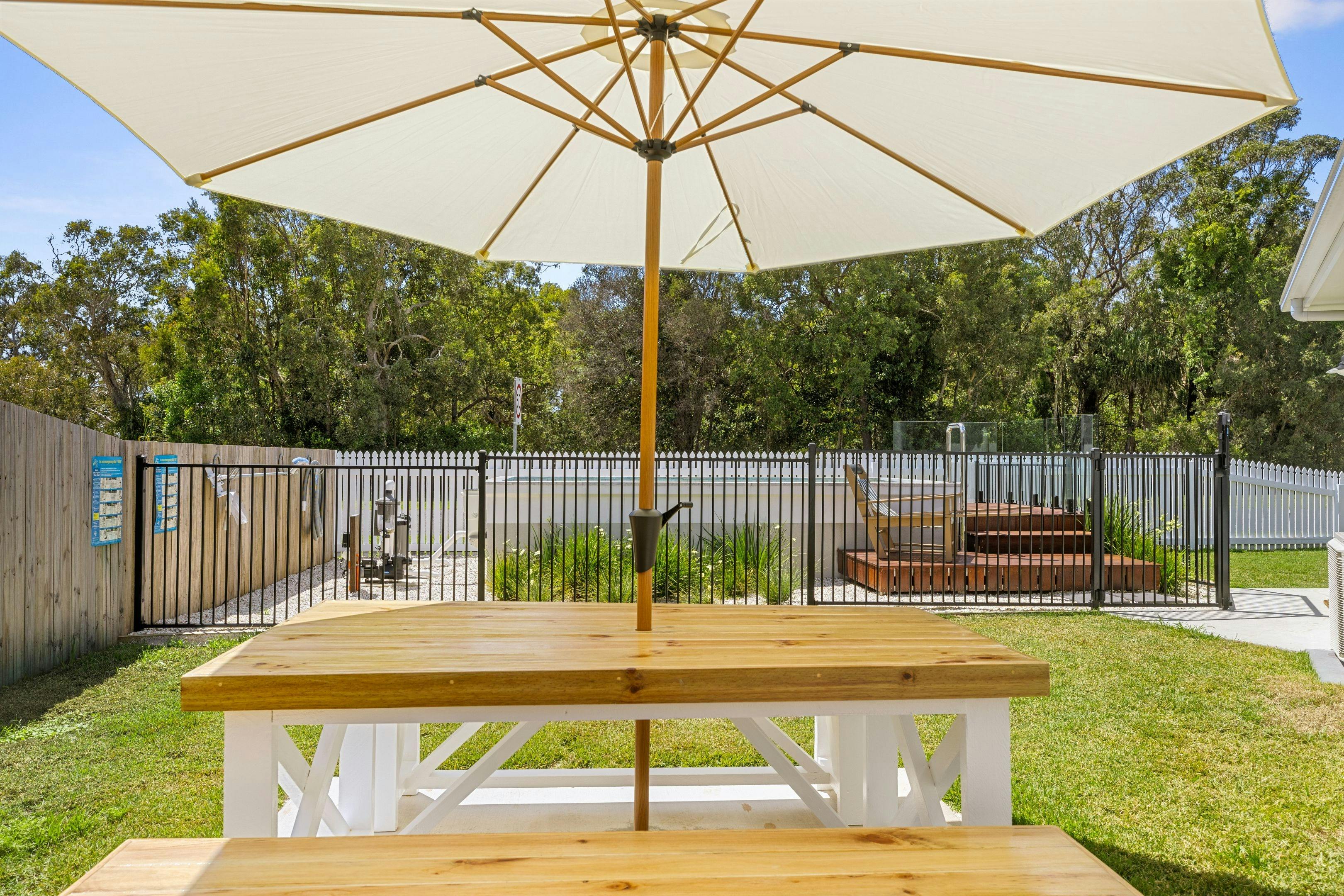 The White House - Tin Can Bay Holiday Home