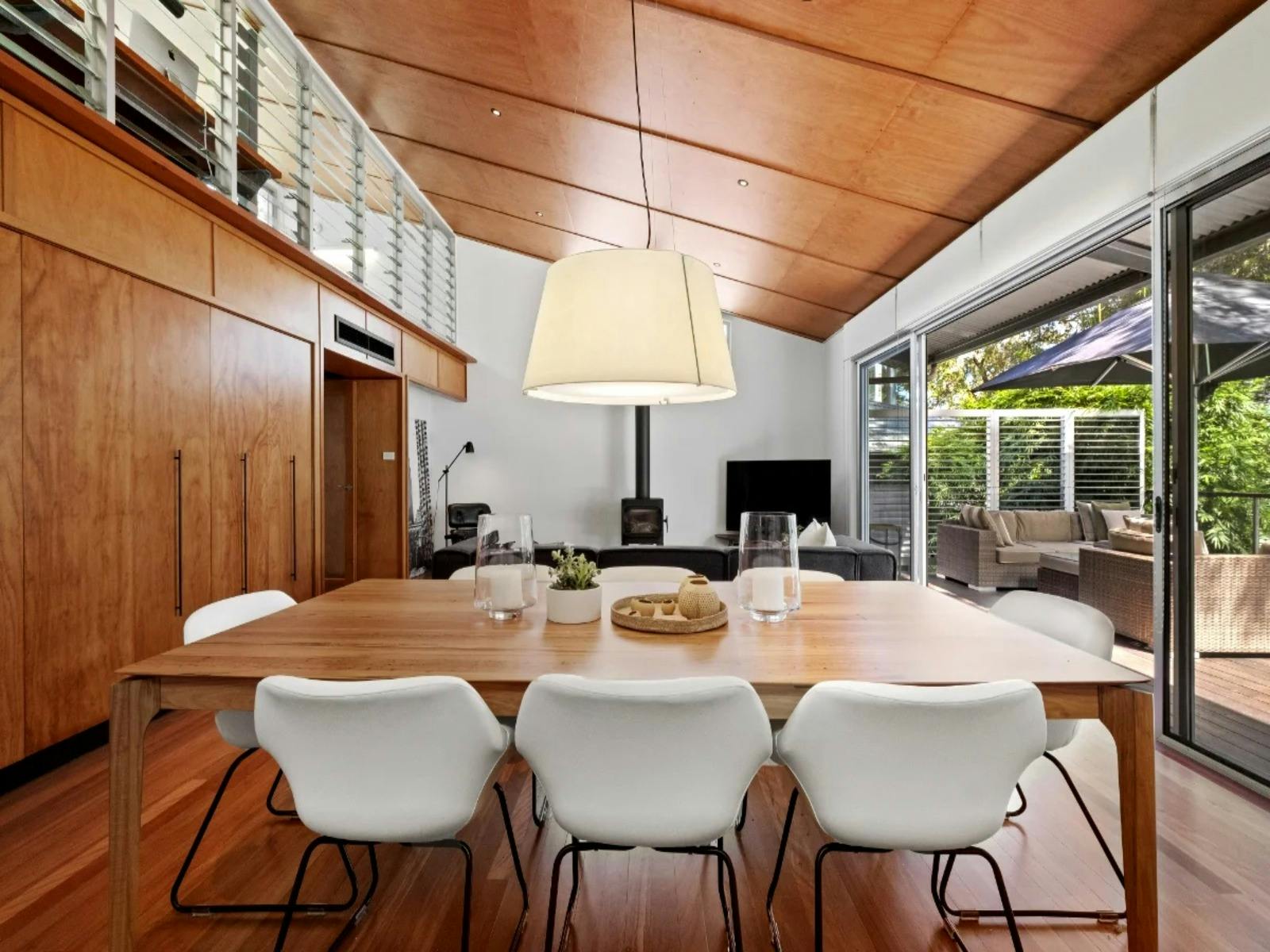 우아한 가구와 환영하는 분위기가 있는 식사 공간