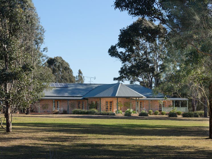 Hunter-Valley-Stays-Accommodation-Wine-Country-Lodge-Exterior