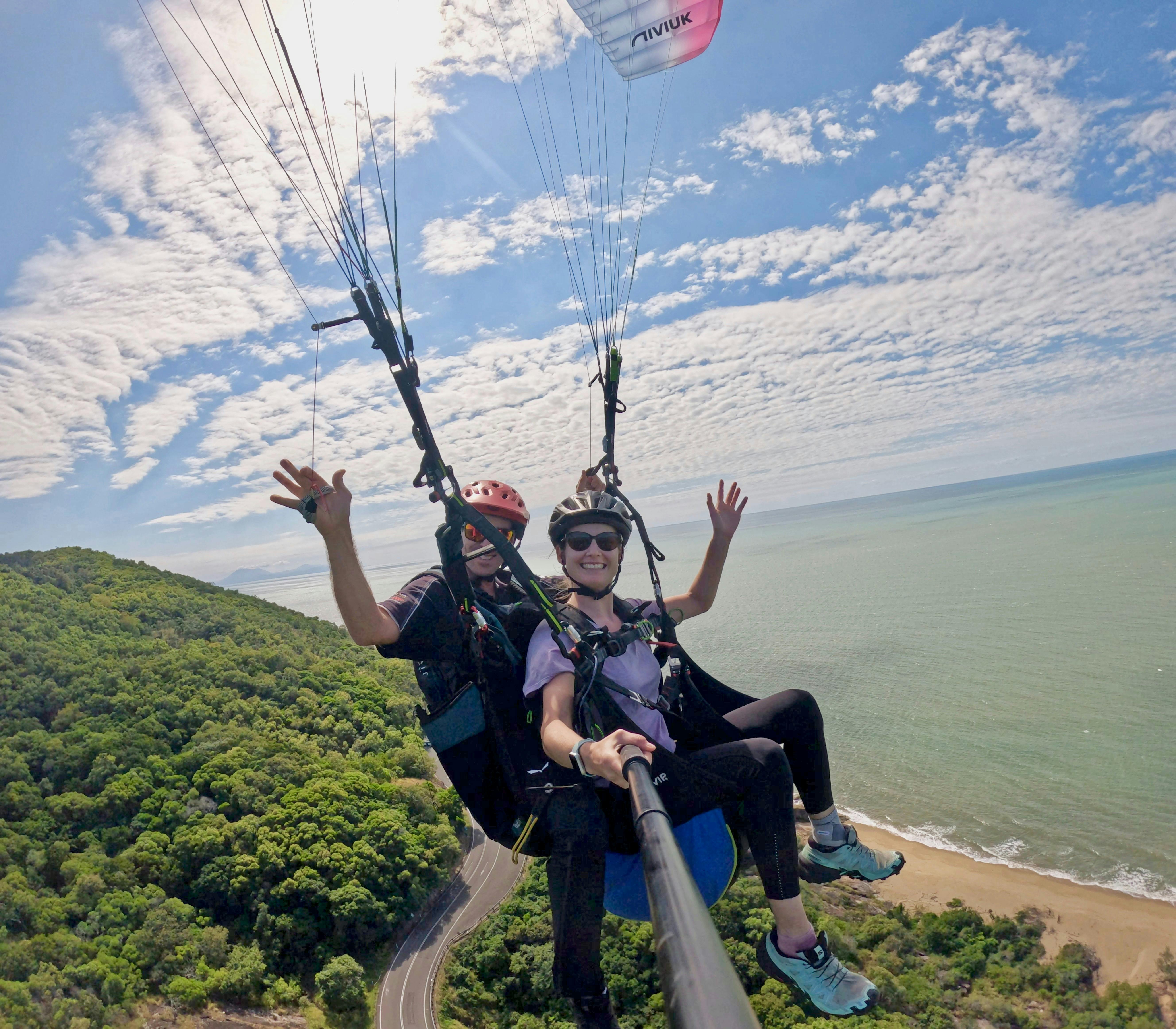 ビーチ上空のパラグライダー飛行