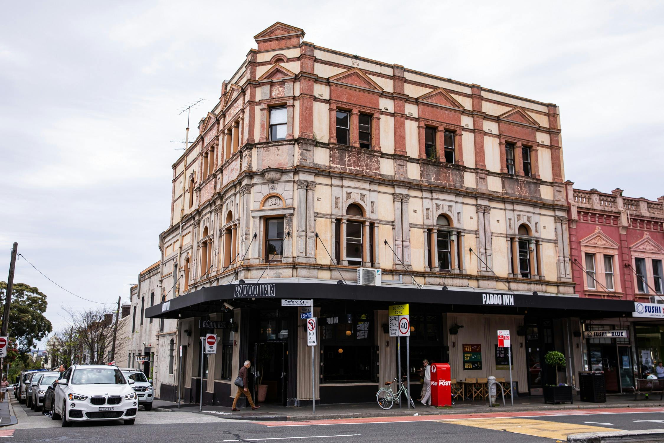 파도인 건물 앞 낮