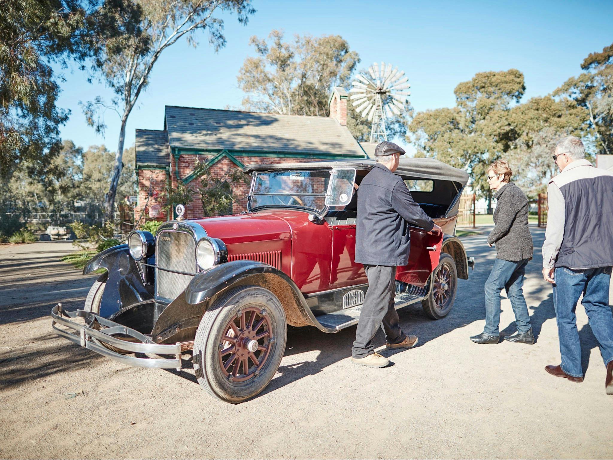 Welcome to your free vintage car ride