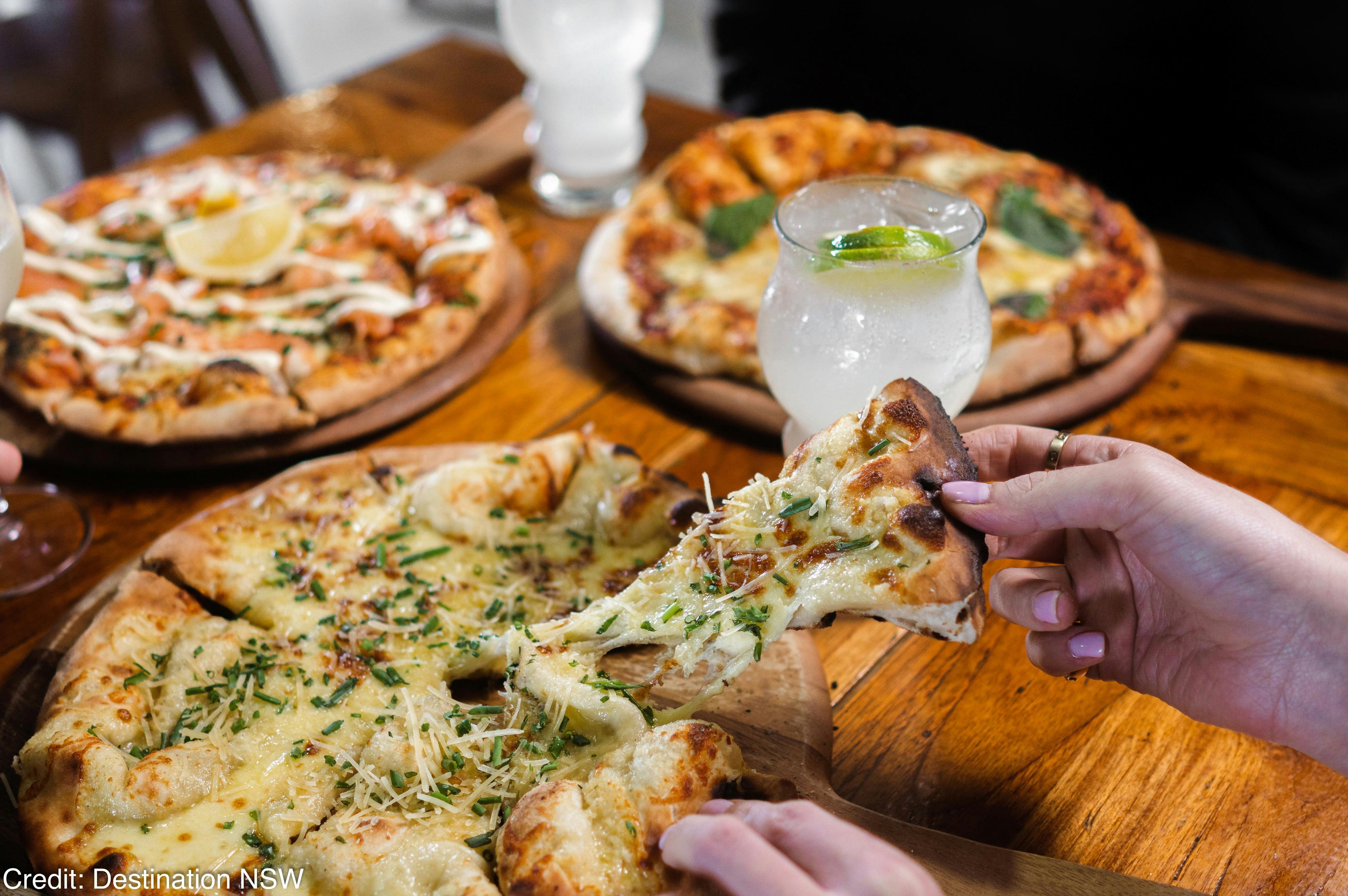 使用當地生產商和供應商的新鮮食材製作的柴火披薩
