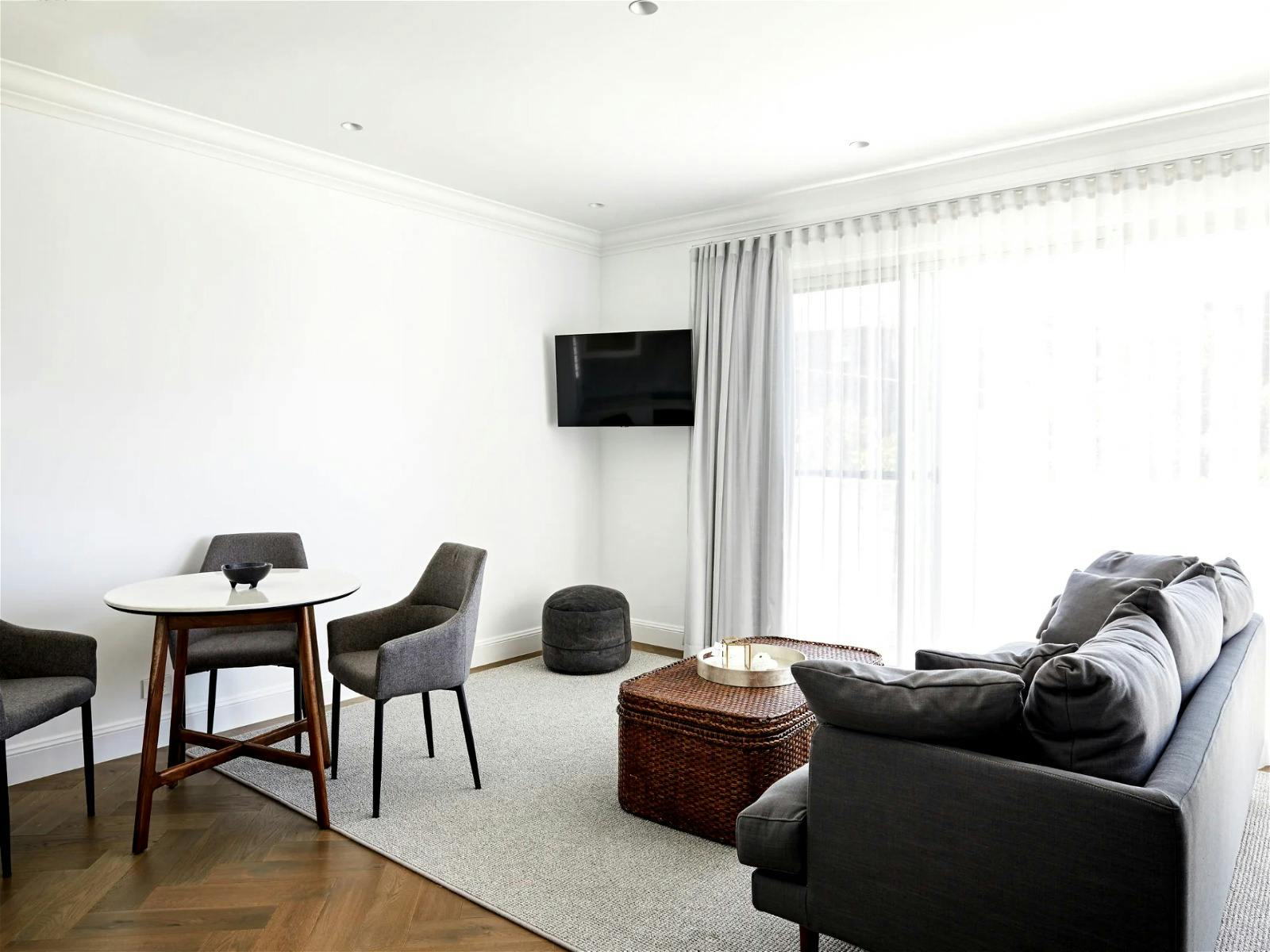 第二個休息區和廚房，可輕鬆延伸至相鄰的超大露台