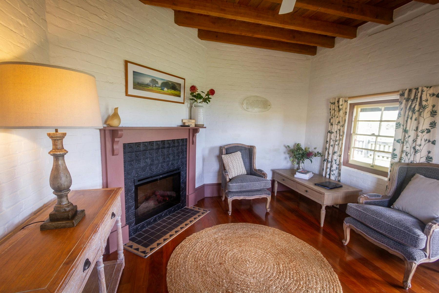 屋内暖炉付きのプライベートリビングエリアでリラックス。ハンターバレー、ザ・バラックス、トカル