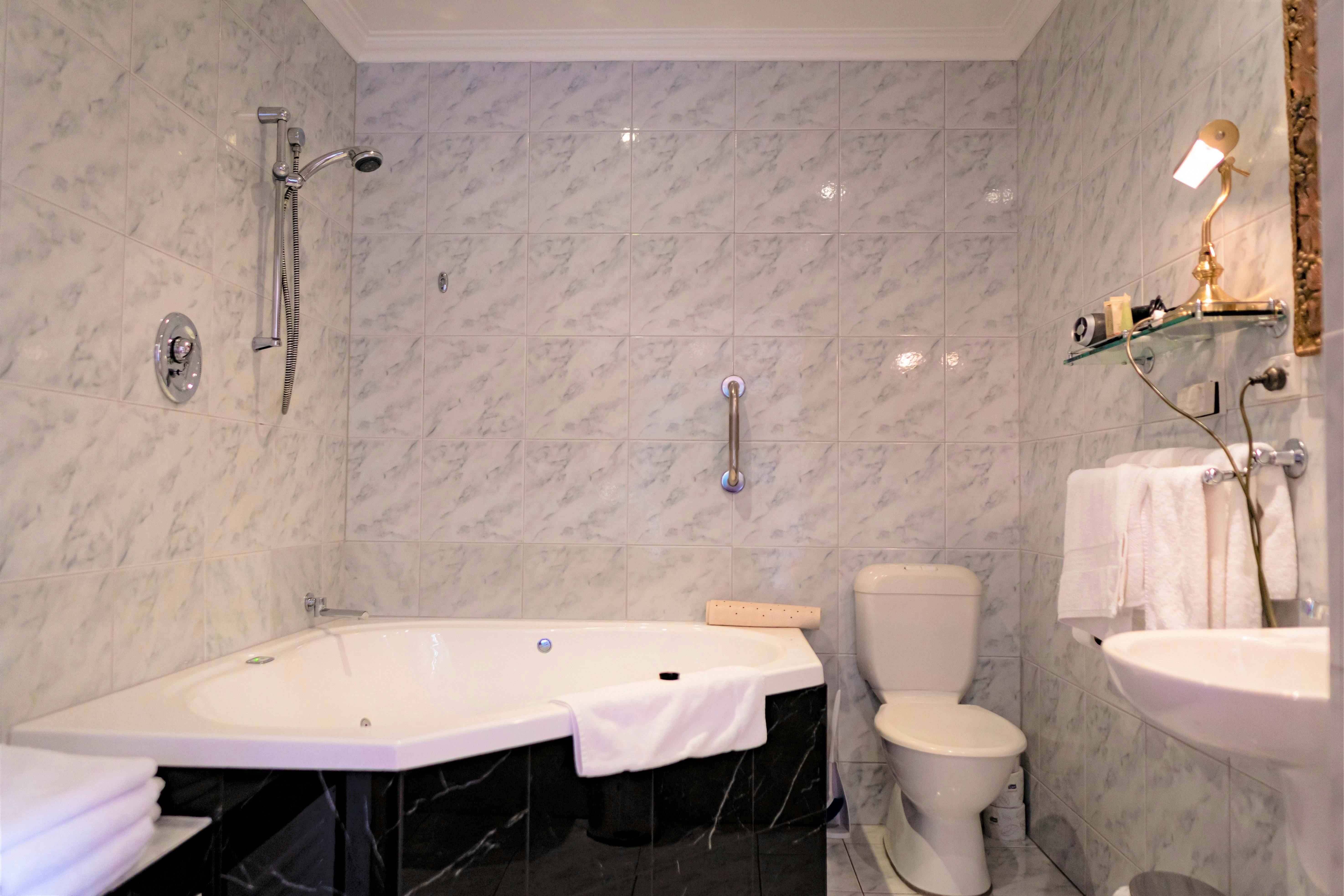 King Spa Bathroom