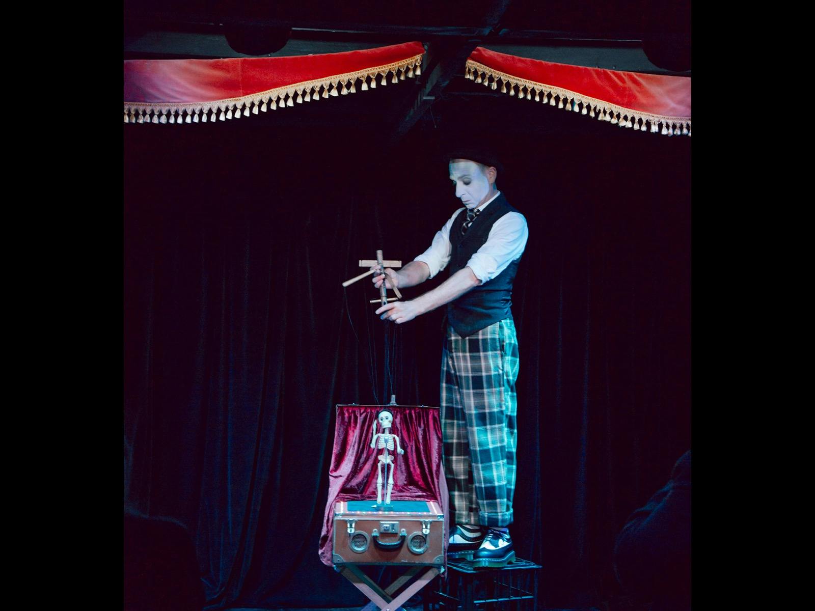 David Splatt performs on the Piccolo Stage