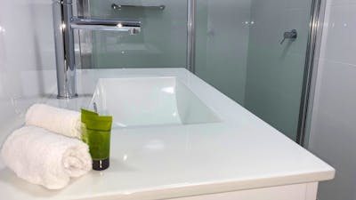 Bakehouse Motel Bathroom Shower