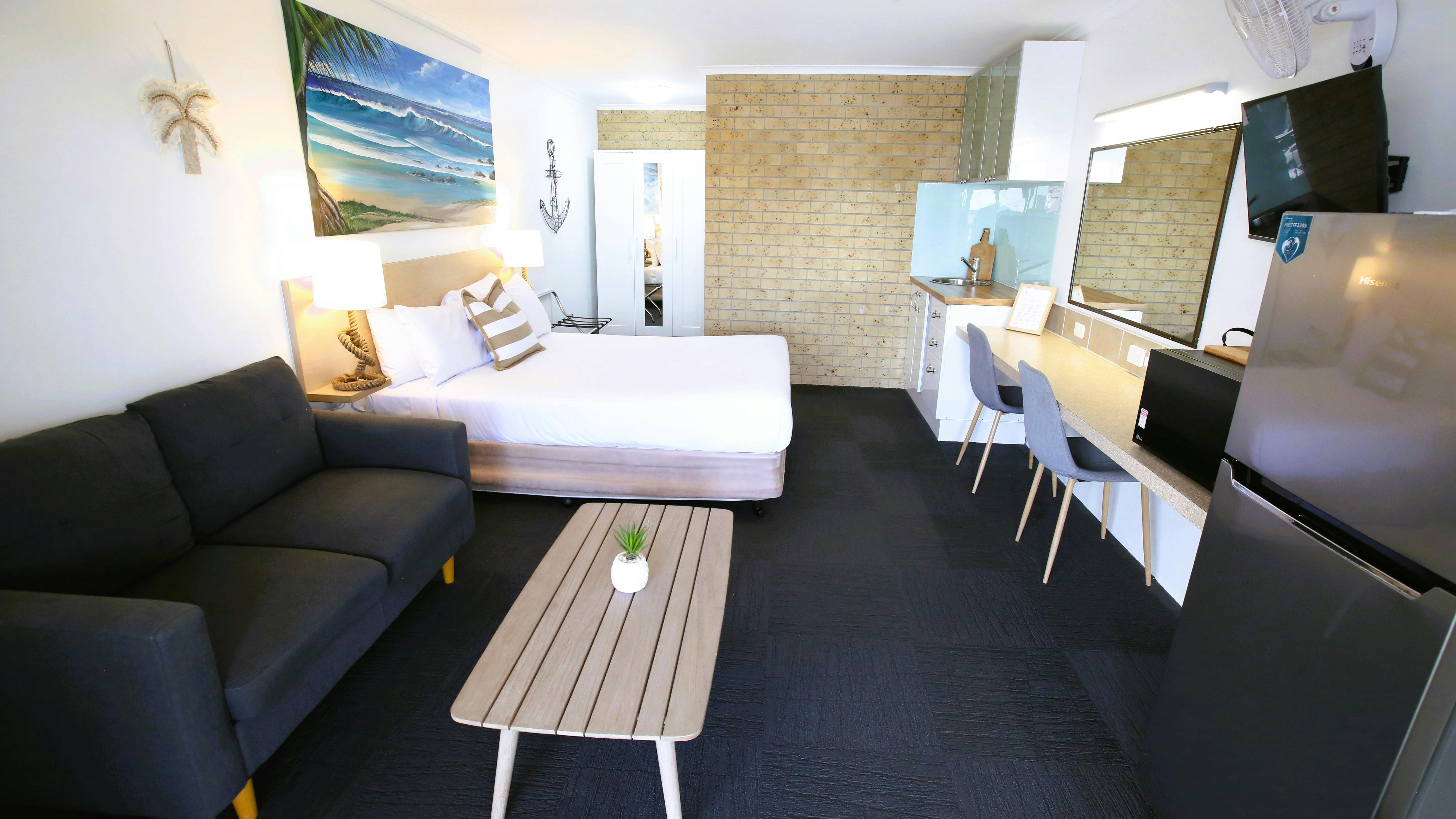 Deluxe Queen with Kitchenette