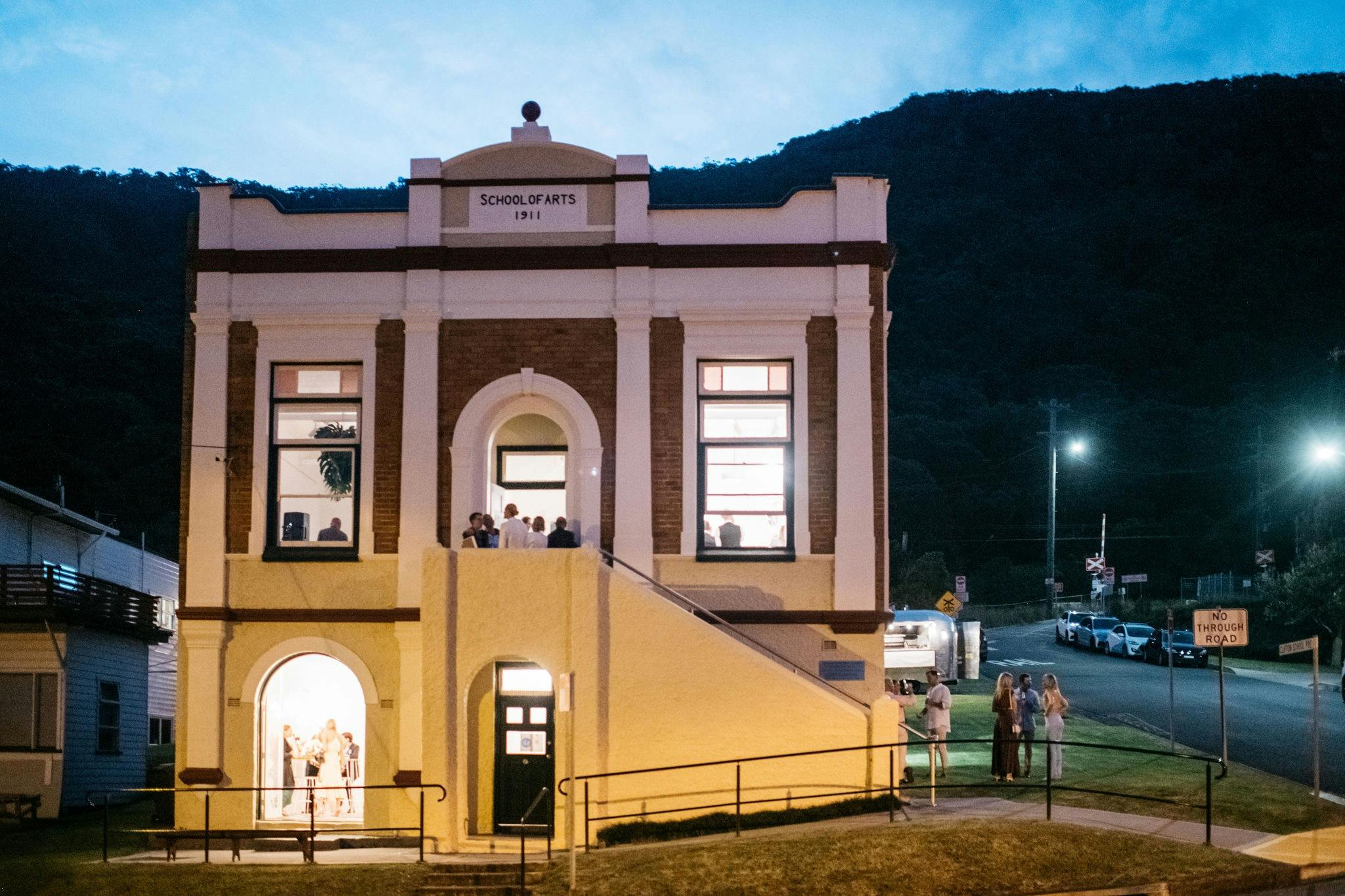 夕暮れ時のビクトリア朝の建物。