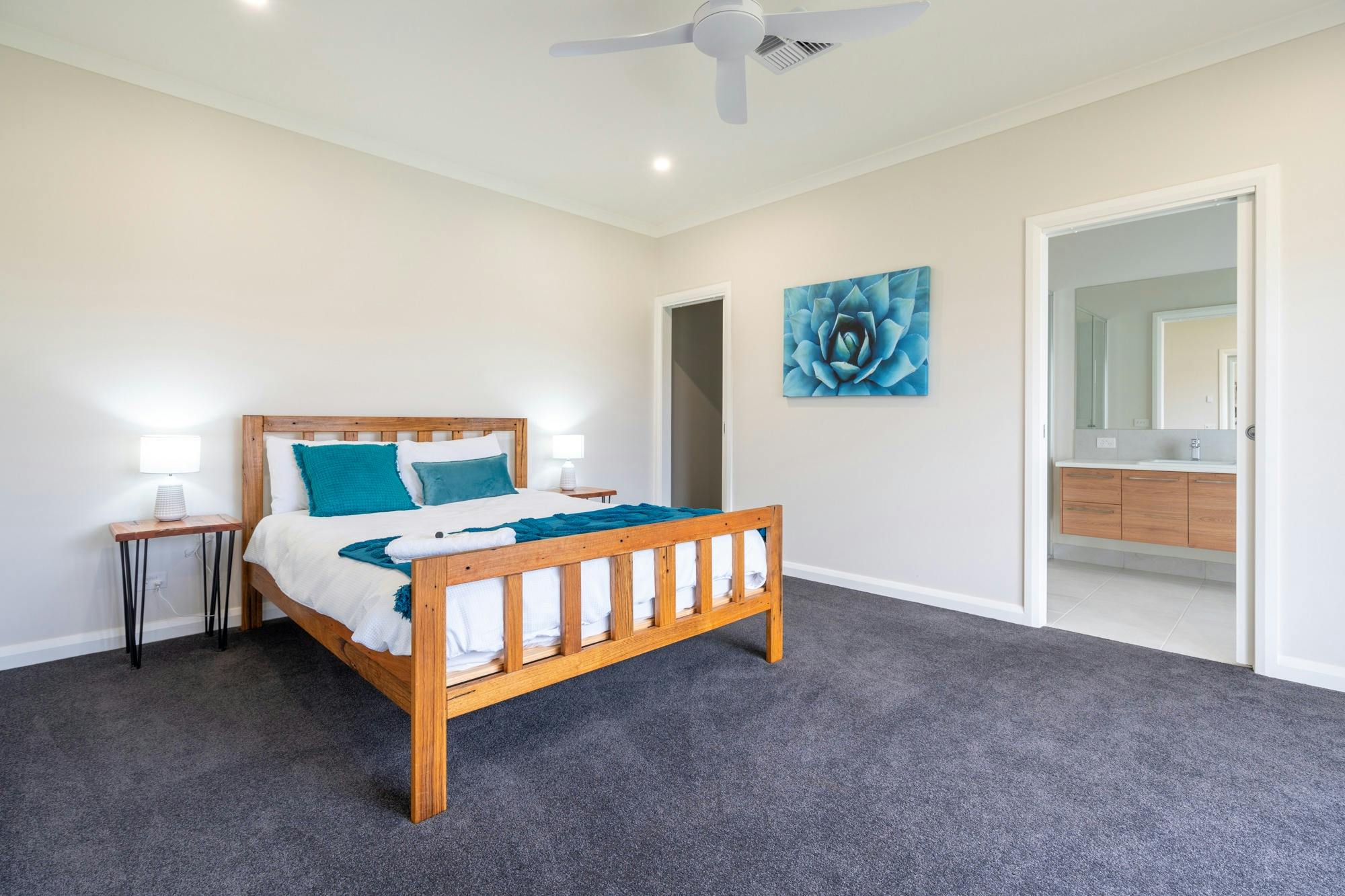 마스터 침실 - 퀸사이즈 침대, WIR 실내 욕실을 갖춘 블루룸