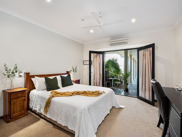 Queen bed opening to verandah. Airconditioned and fan. TV. ensuite.