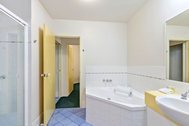 2 Bedroom Spa Bath Apartment