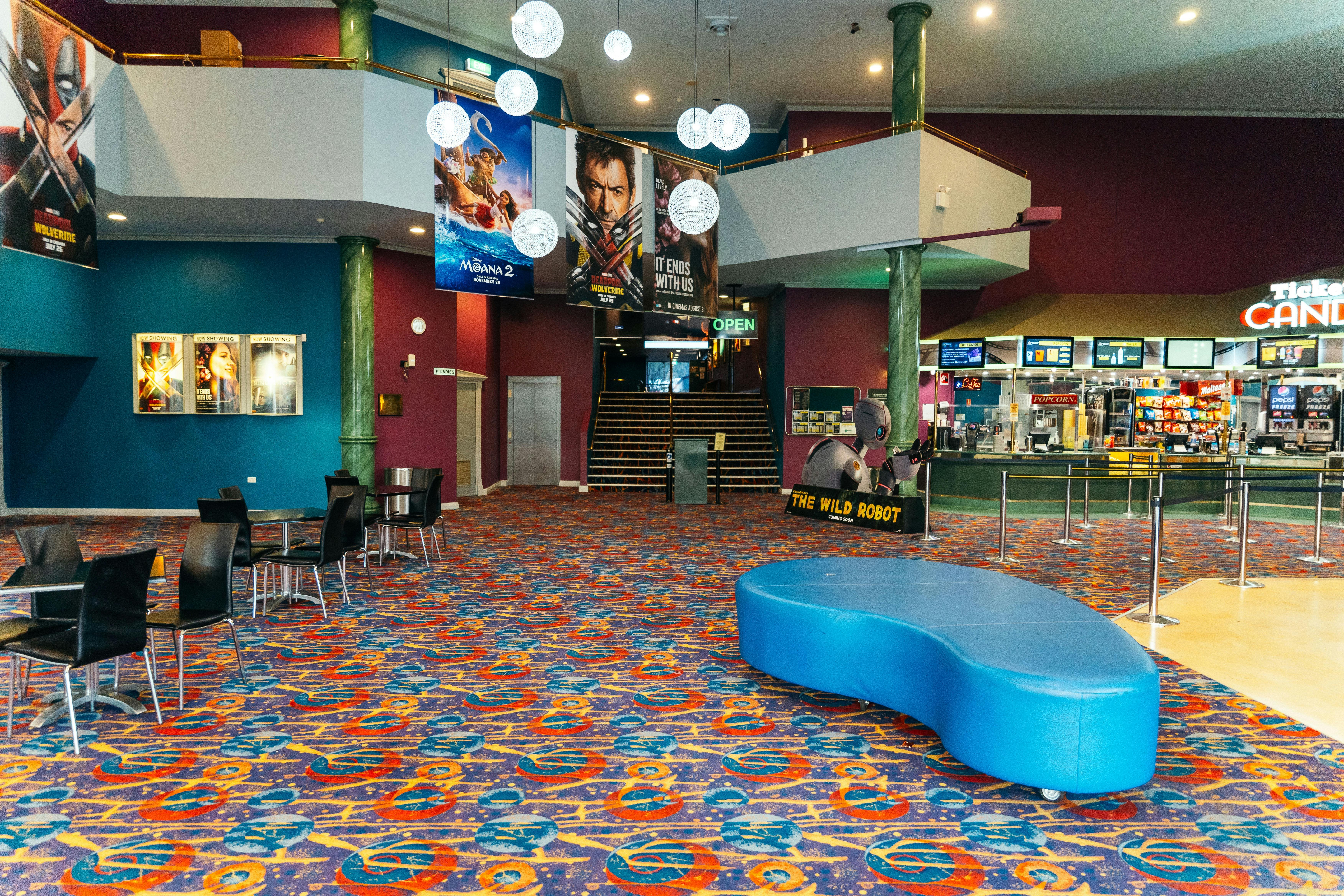 영화관 로비
