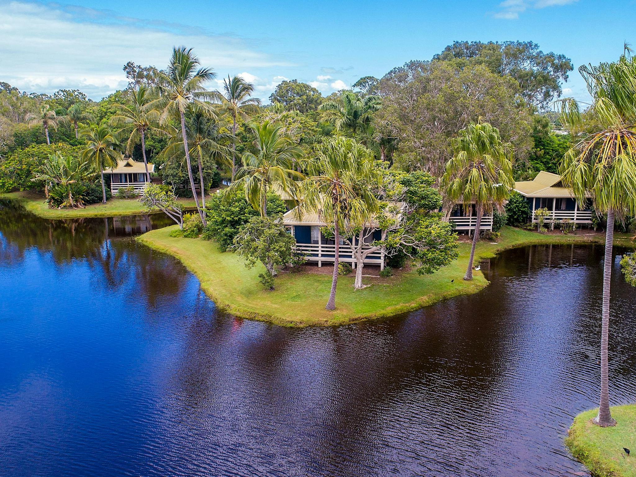 A quiet relaxing holiday with a lakeside view from every villa A quiet relaxing holiday with a lakeside view from every villa