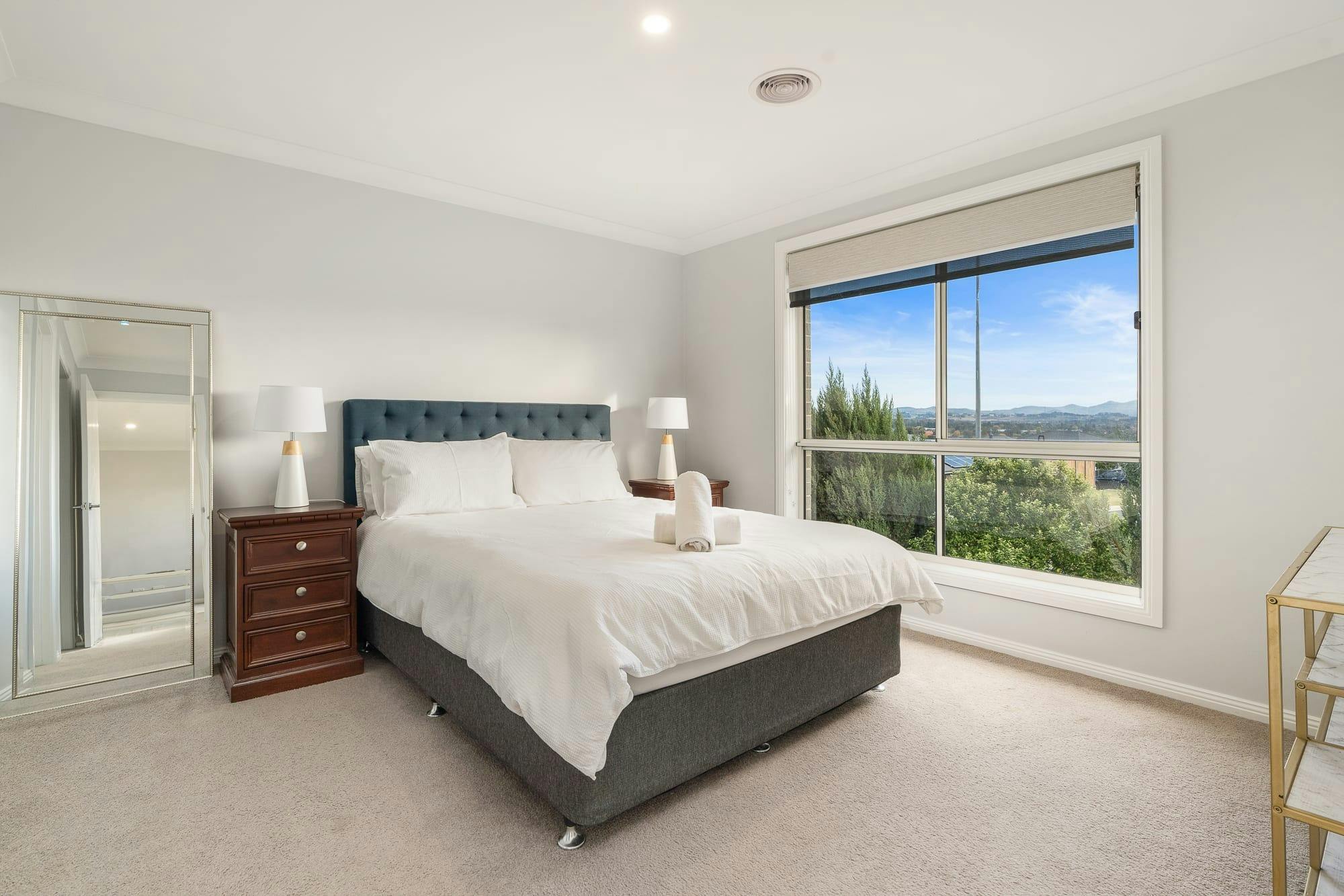 창문과 거울이 있는 침대