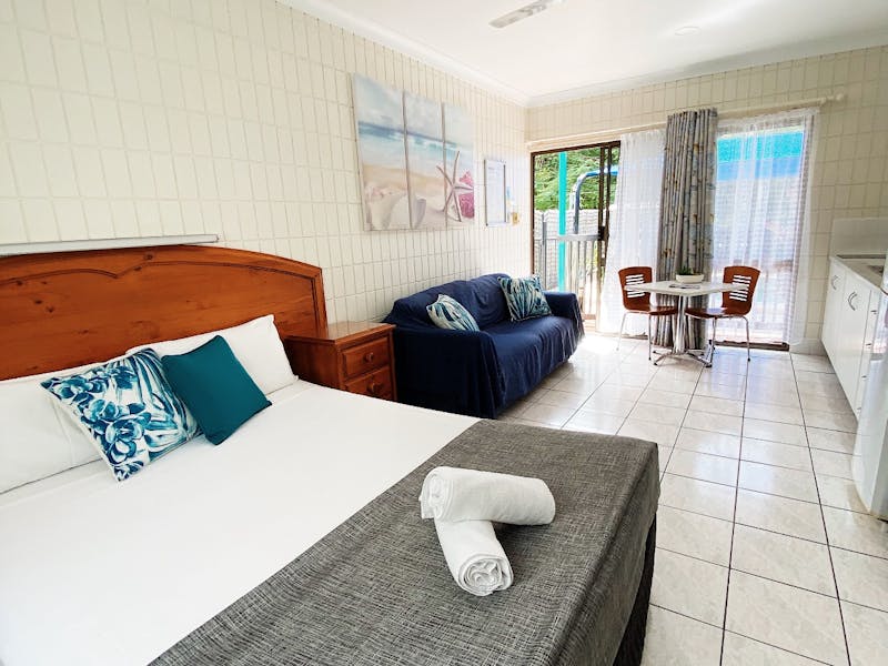 Queen bed, sofa, small dining table and chairs, en suite, kitchenette. Queen bed, sofa, small dining table and chairs, en suite, kitchenette.