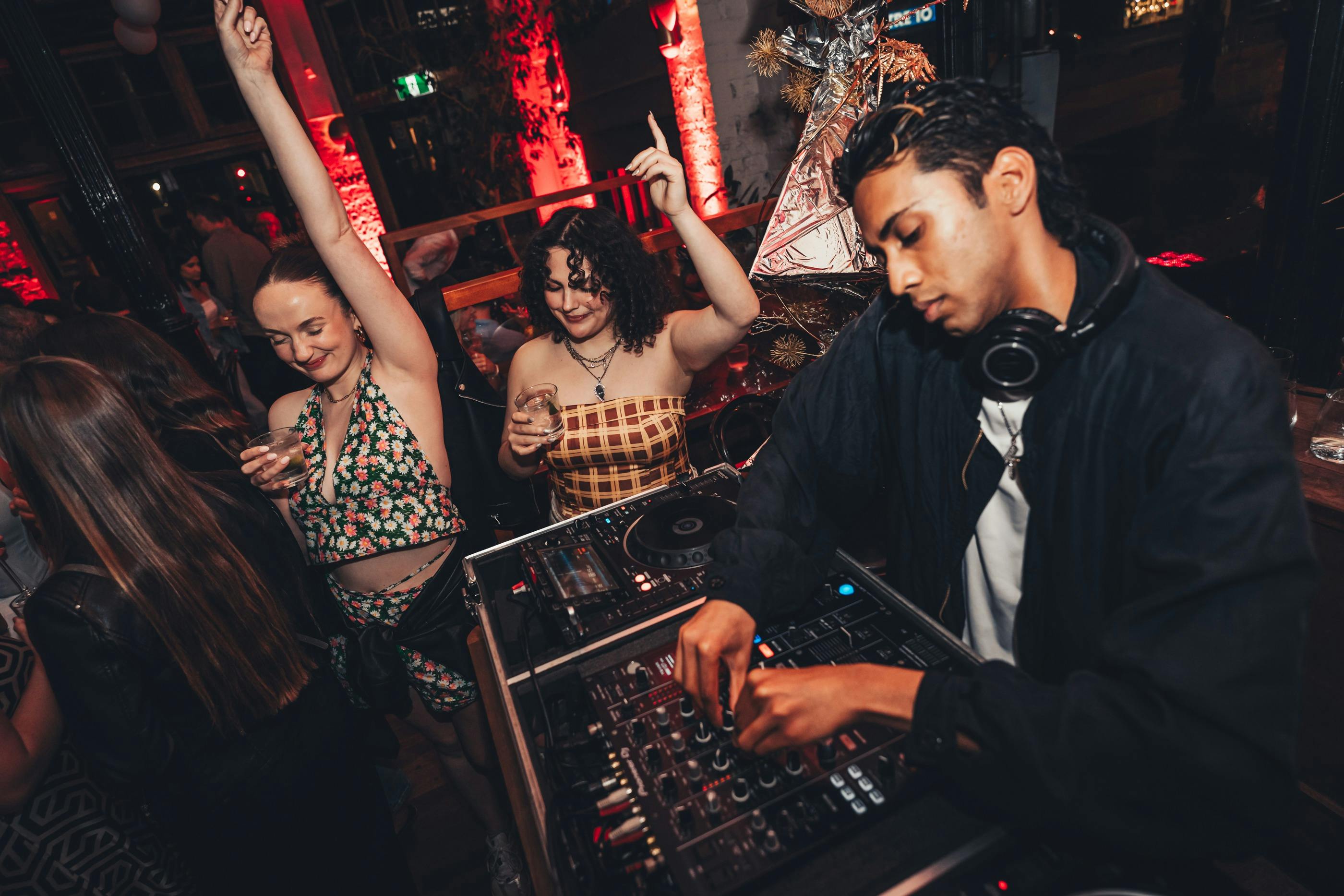 DJ와 여자 춤