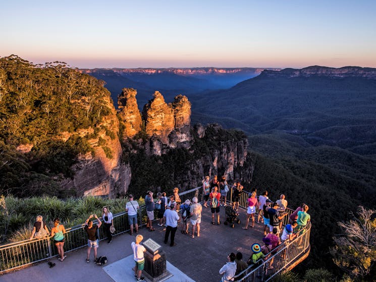 Wildlife Tours Australia - Blue Mountains - Tourists enjoying sunset views Three Sisters