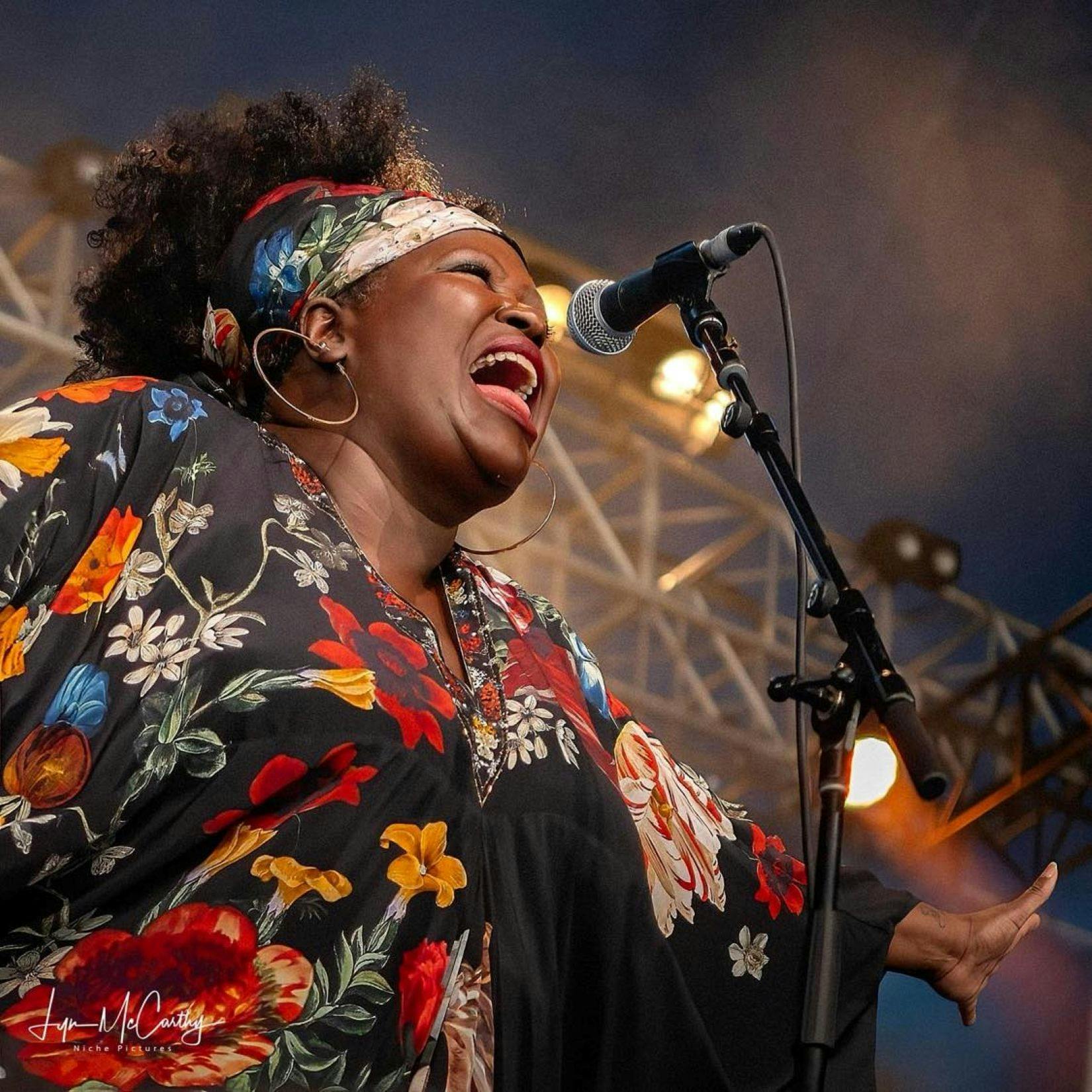 Lisa Hunt performing