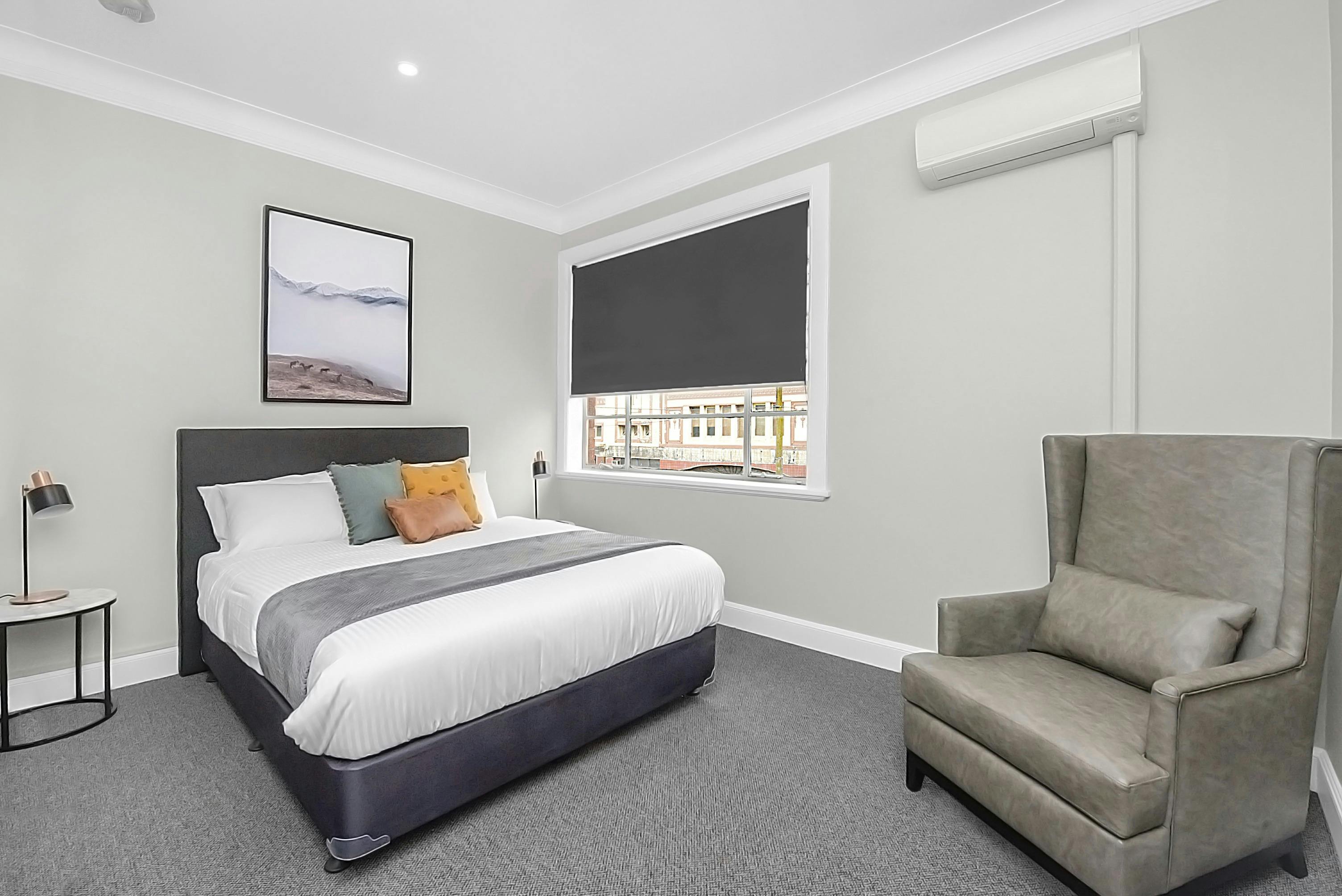 Queen Room, Shared Bathroom