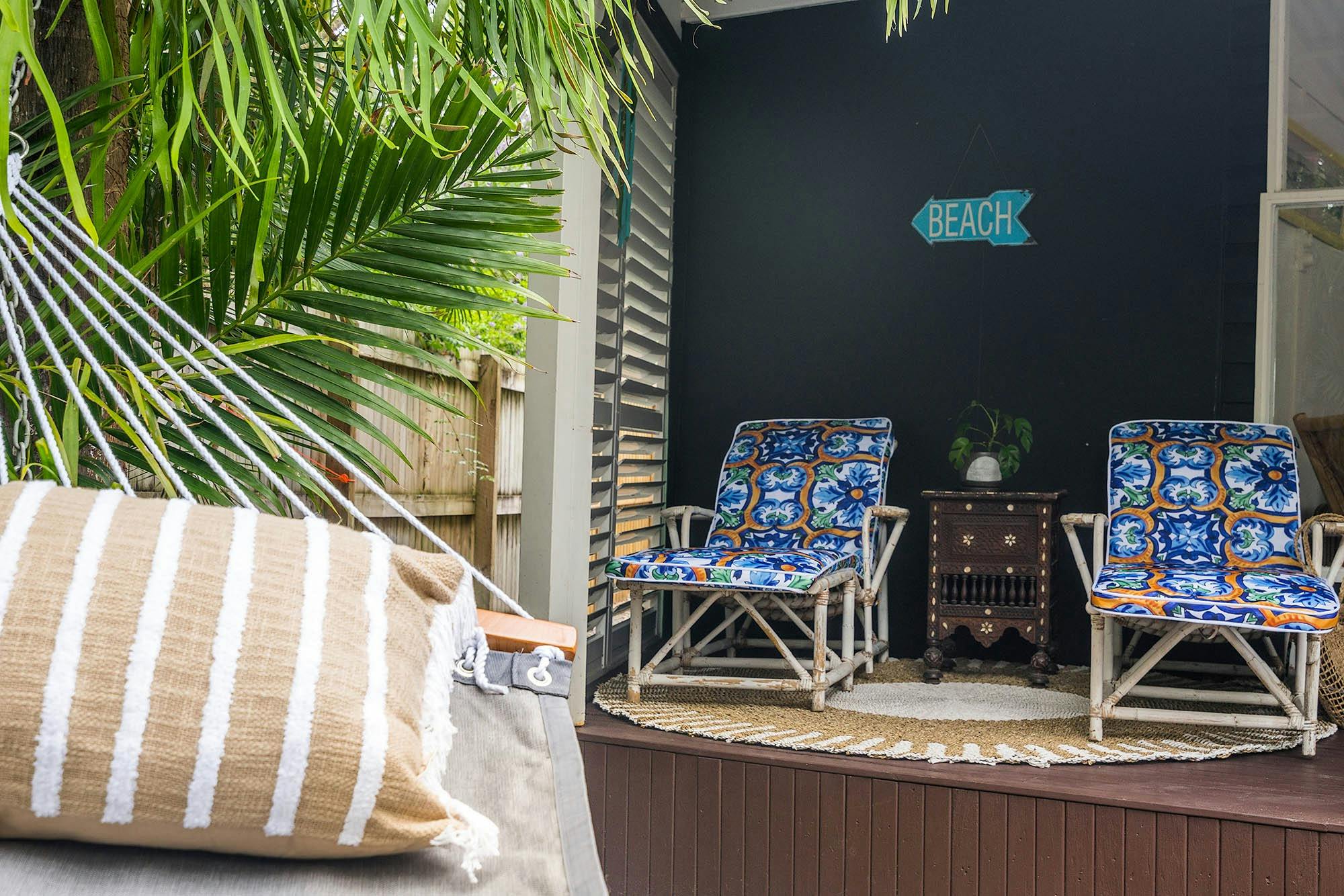 ギジェット-バイロンベイ-バックポーチダイニングへのハンモックフロー