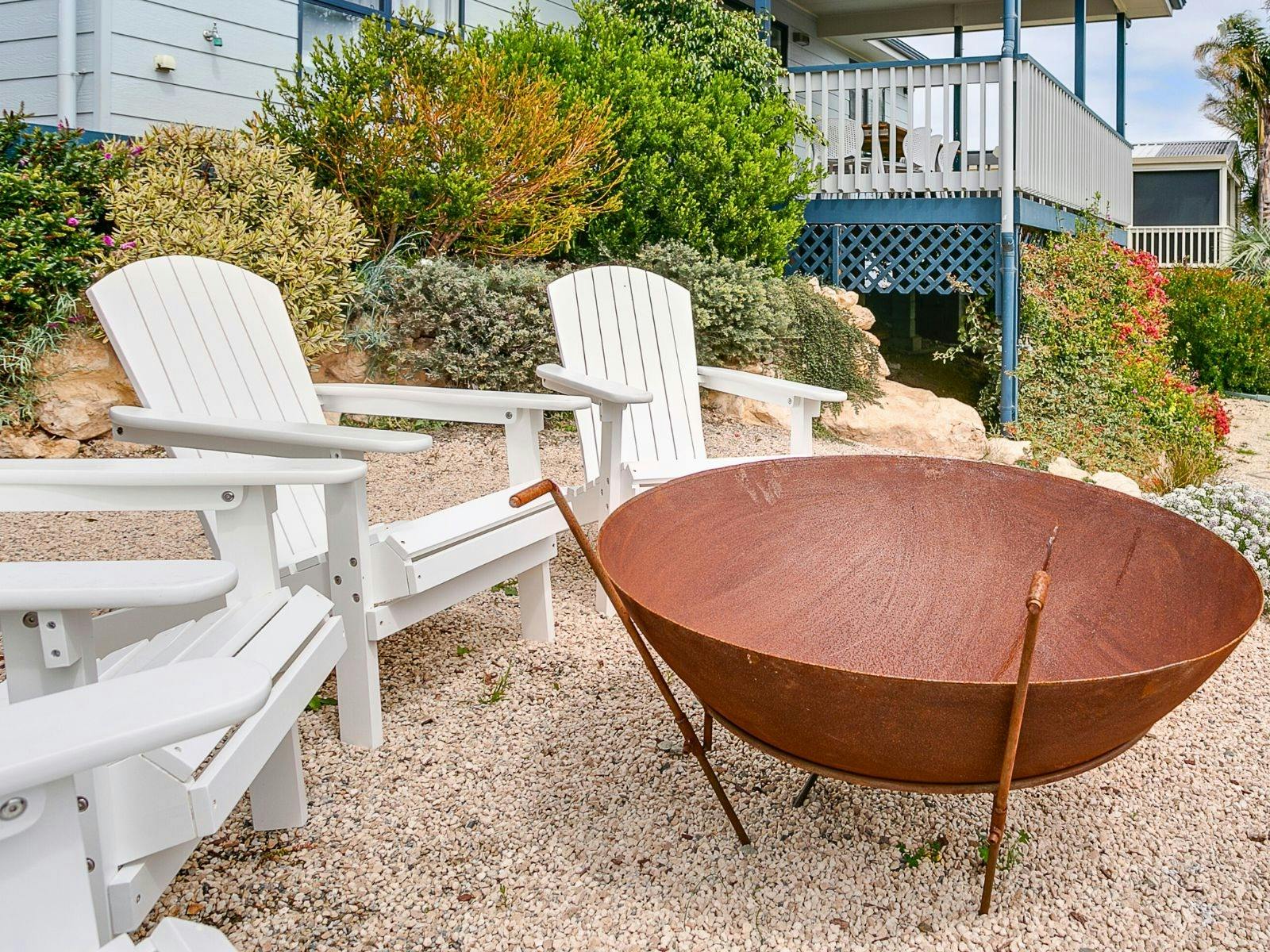 4BR Contemporary Coastal Home with Rural Outlook