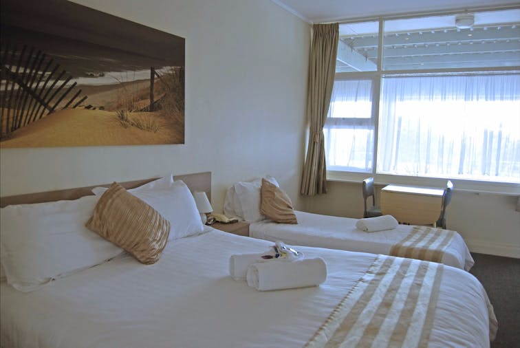 DELUXE TWIN ROOM 06