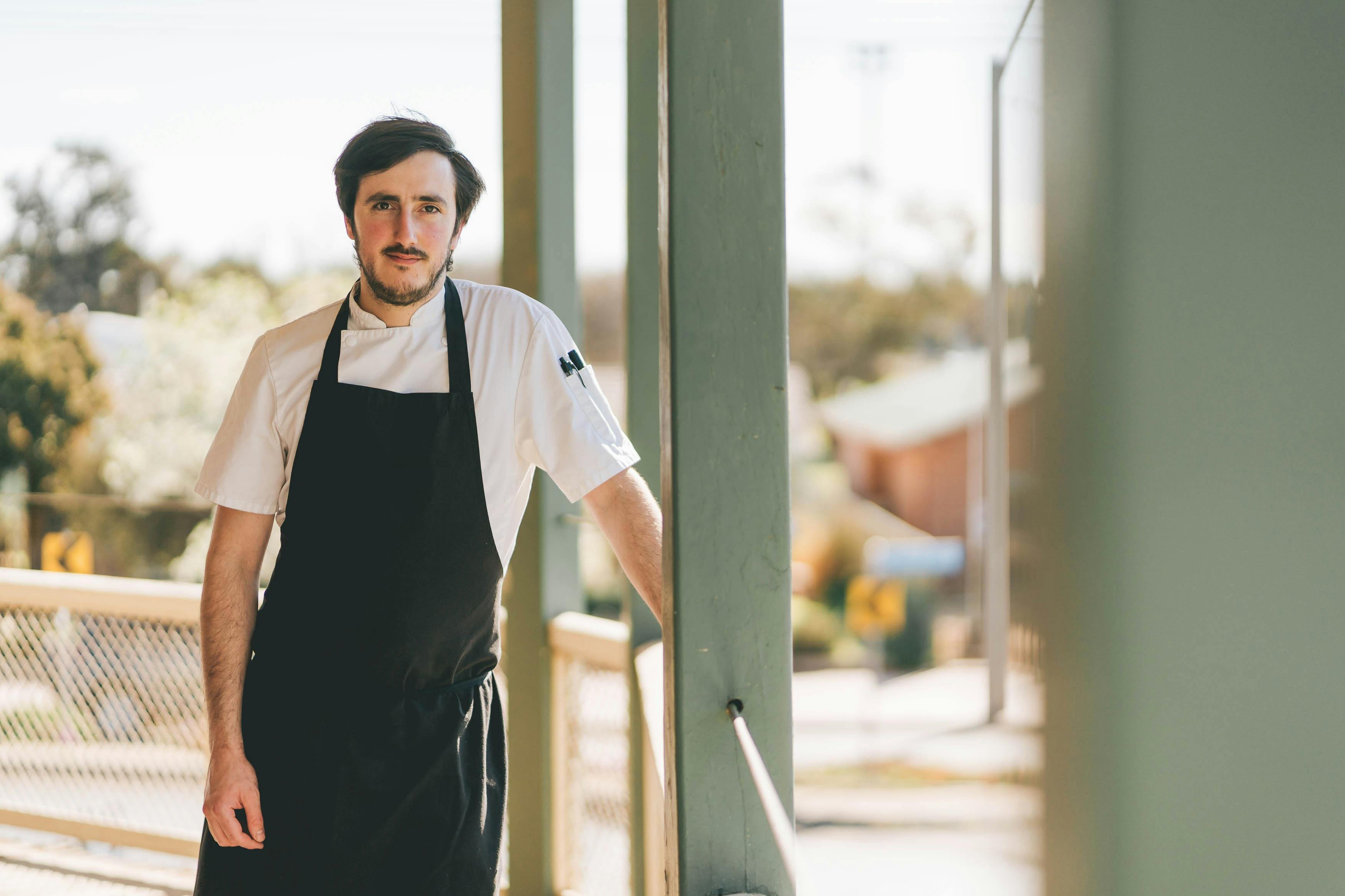 プント ホテルのバルコニーにいるシェフ