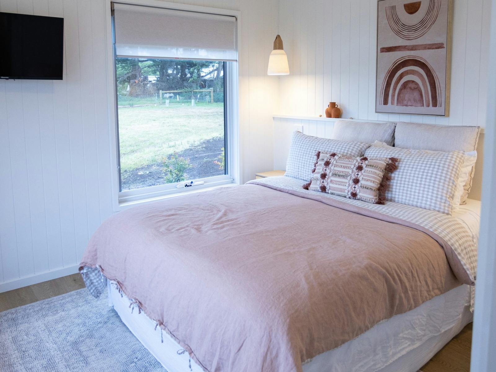 Queen size bed with window seat and views of Lake King