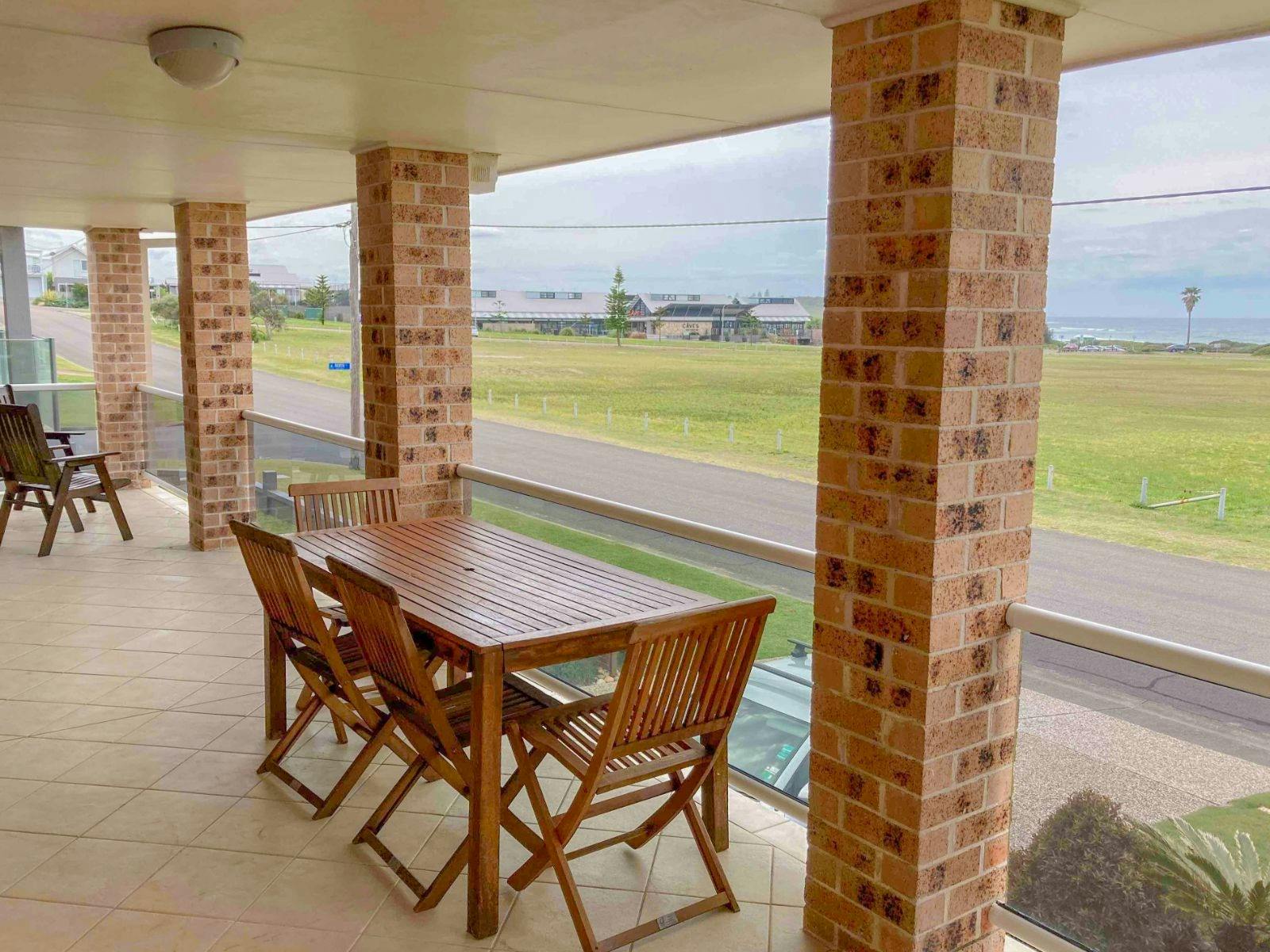 베란다에서 해변이 보이는