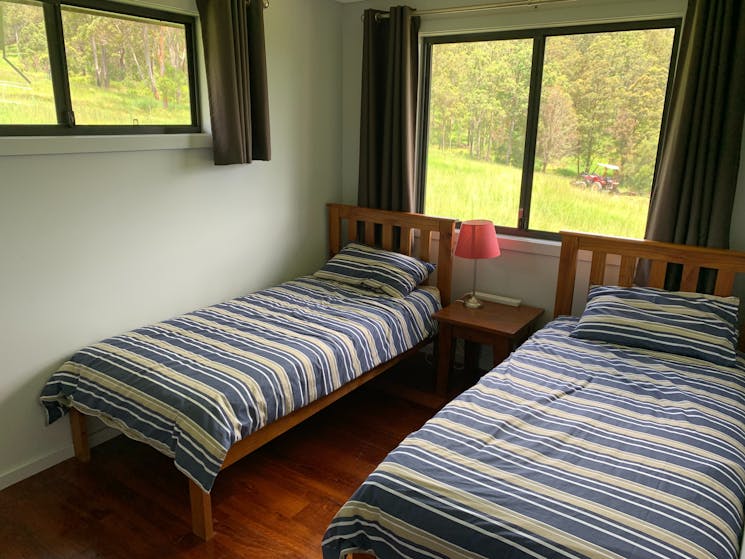 bedroom with 2 single beds