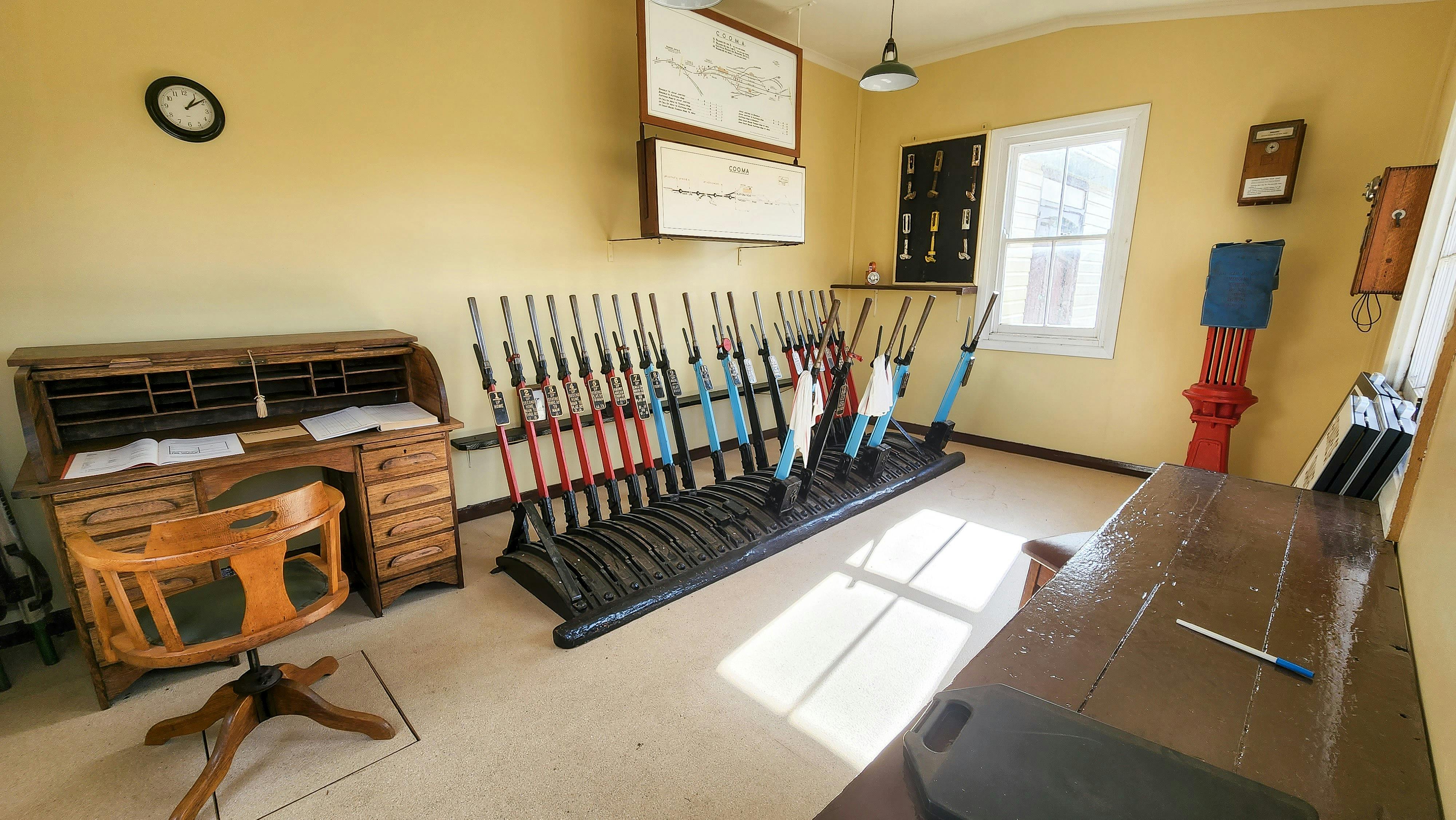 쿠마 기차역의 시그널 박스 내부를 가로질러 봅니다.