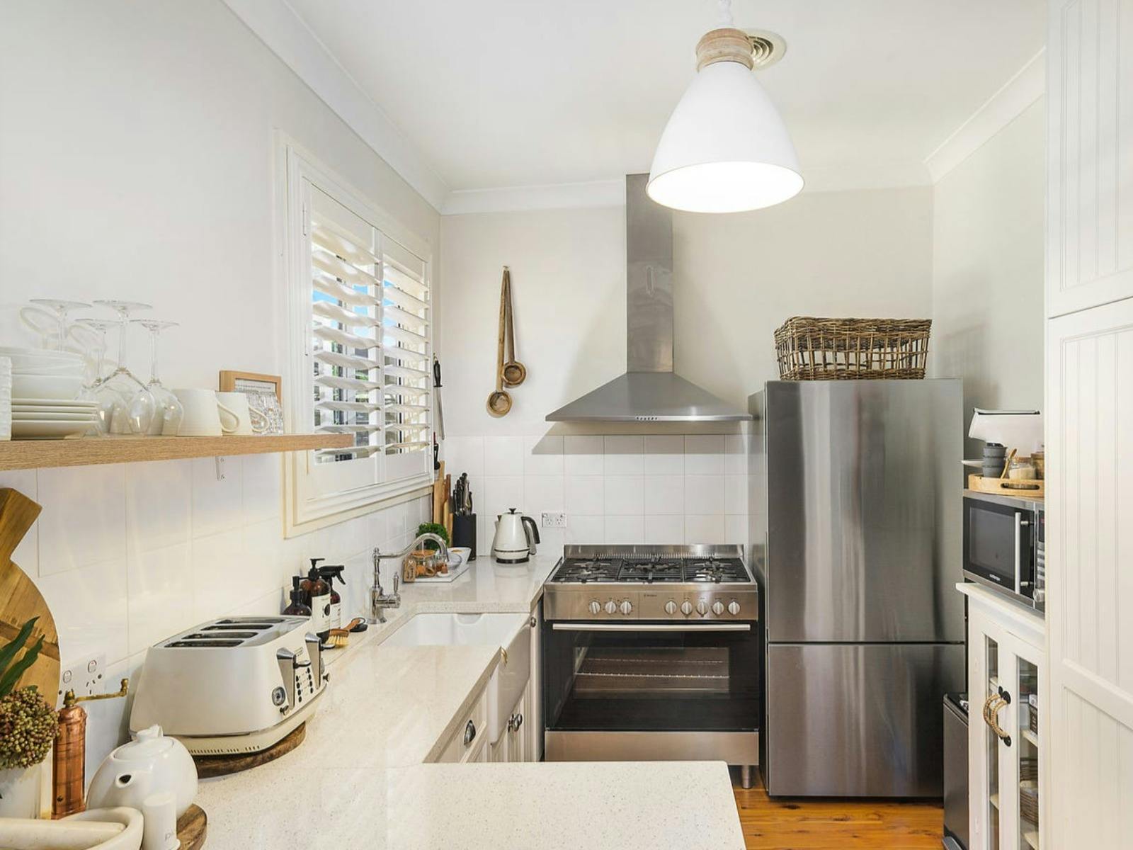 ゲストに必要な設備と家電製品を備えたキッチン