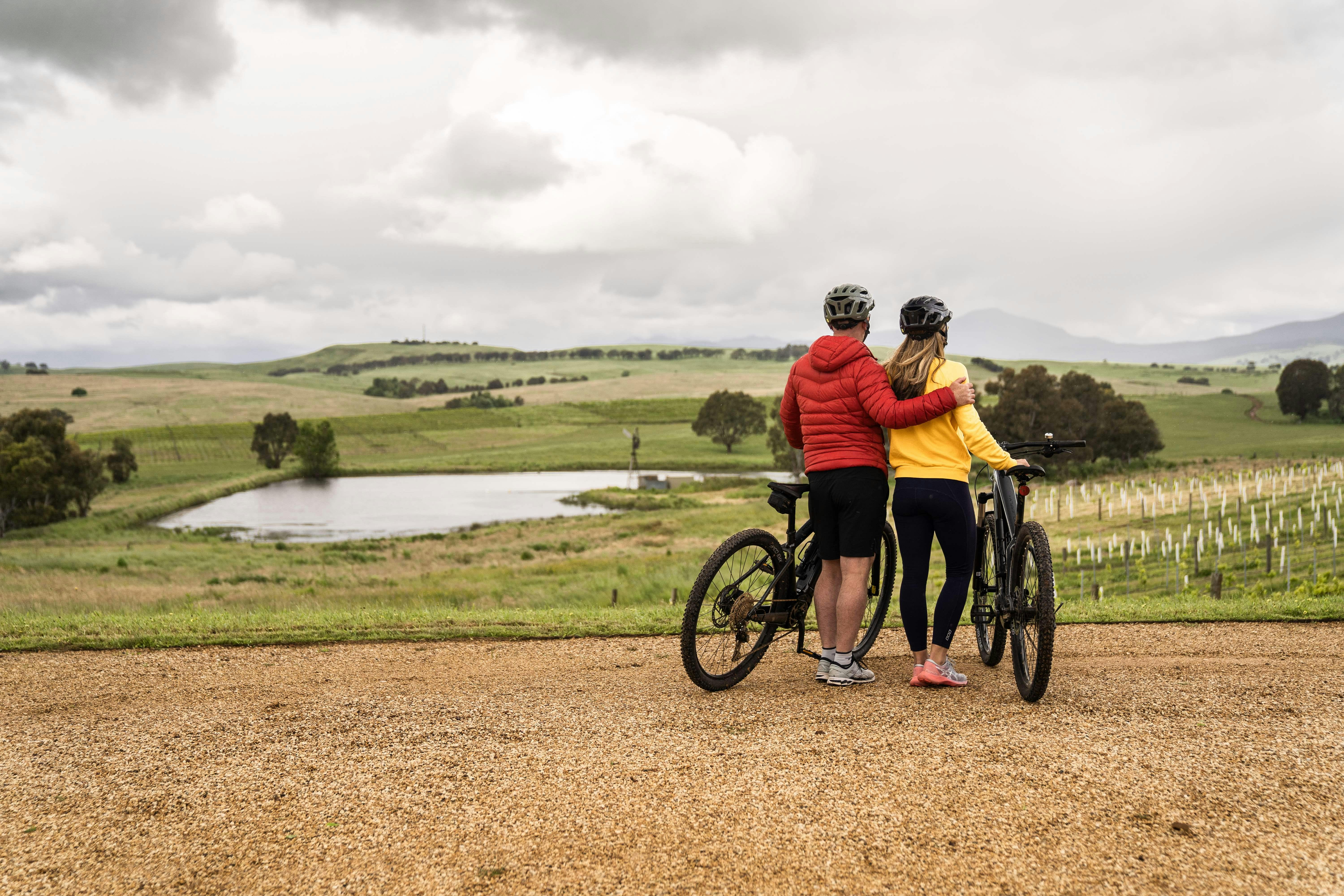 A couple with their bikes at Delatite Winery ride