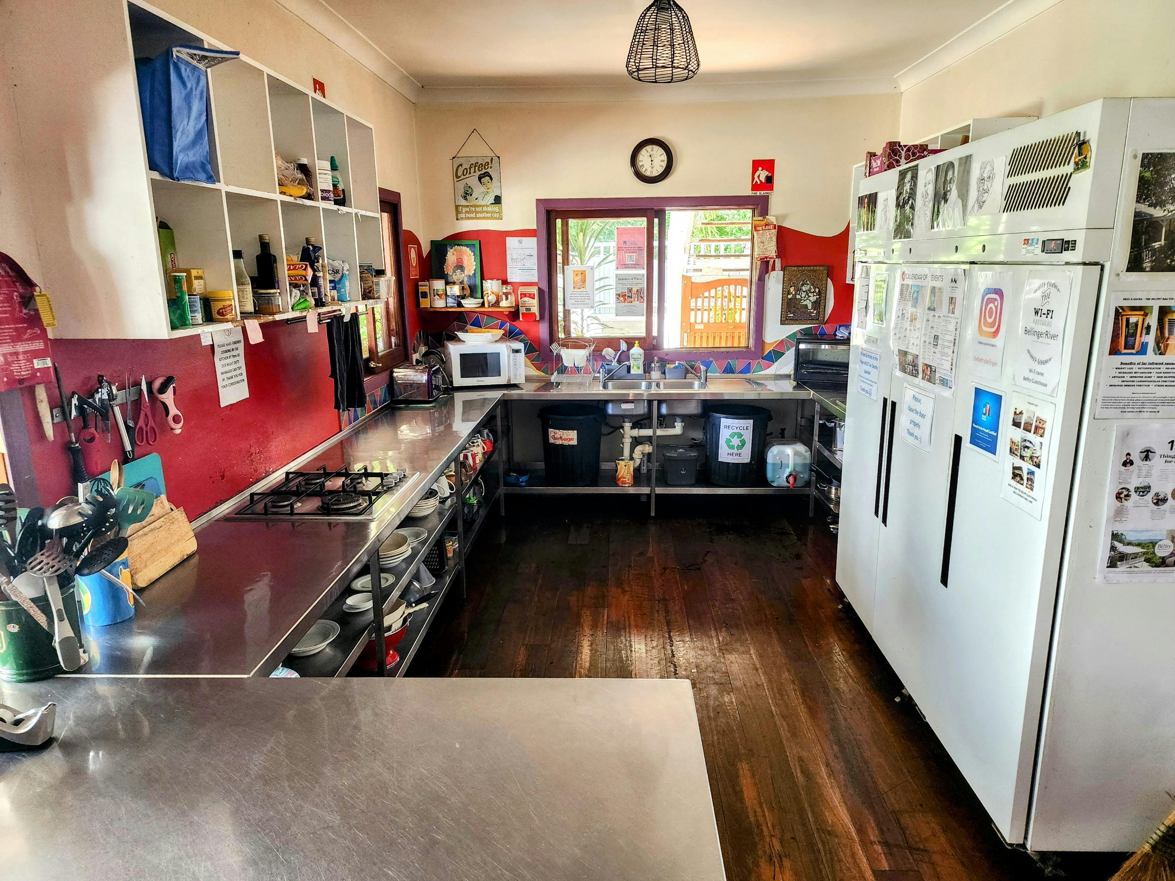 共用キッチンで料理を楽しみながら、お金を節約し、友達を作りましょう。