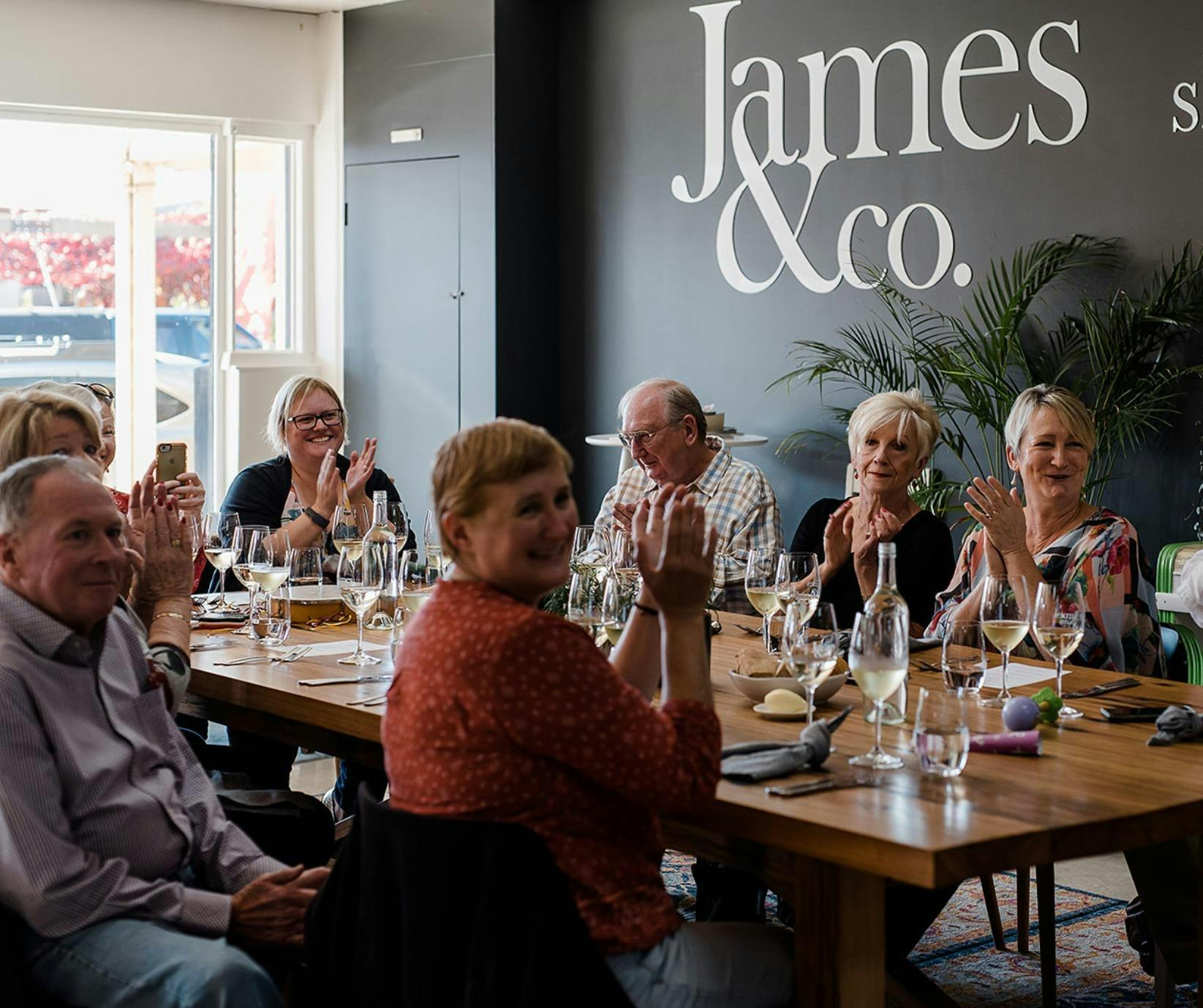 136 Main Street에 있는 James & Co. Wines를 방문하여 Rutherglen 와인 경험을 향상해보세요.