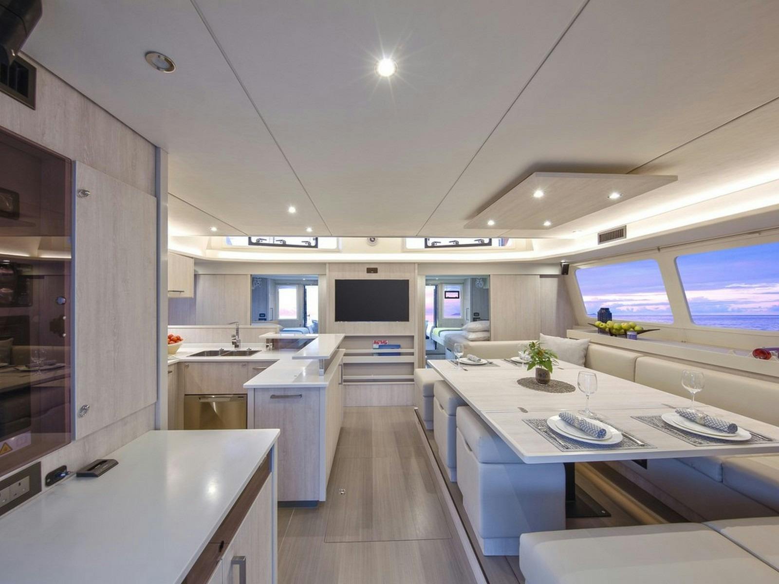 Leopard 58 - Entry and saloon