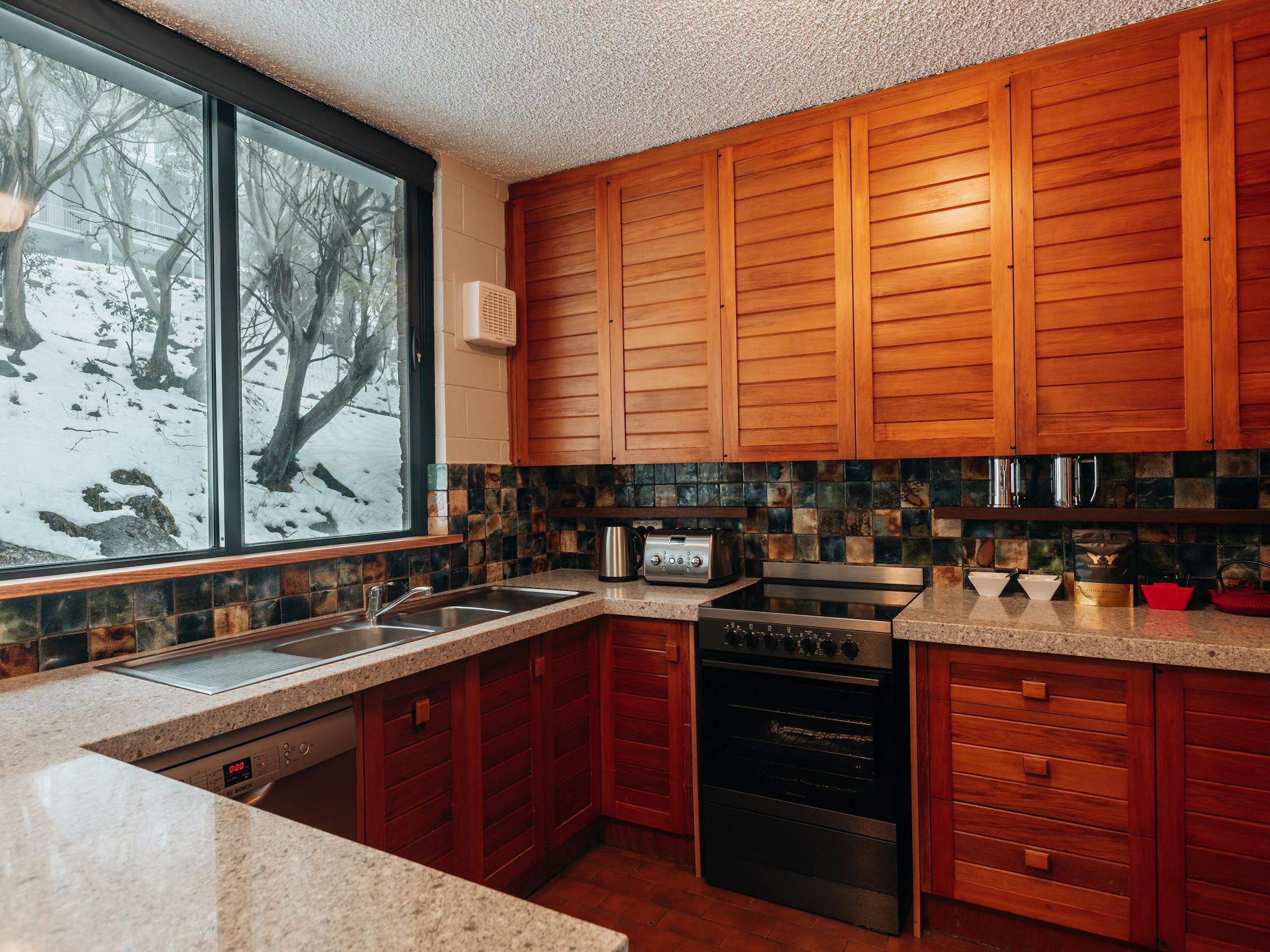 Post Luxury Kitchen Pontresina by SNOW HIPPIE