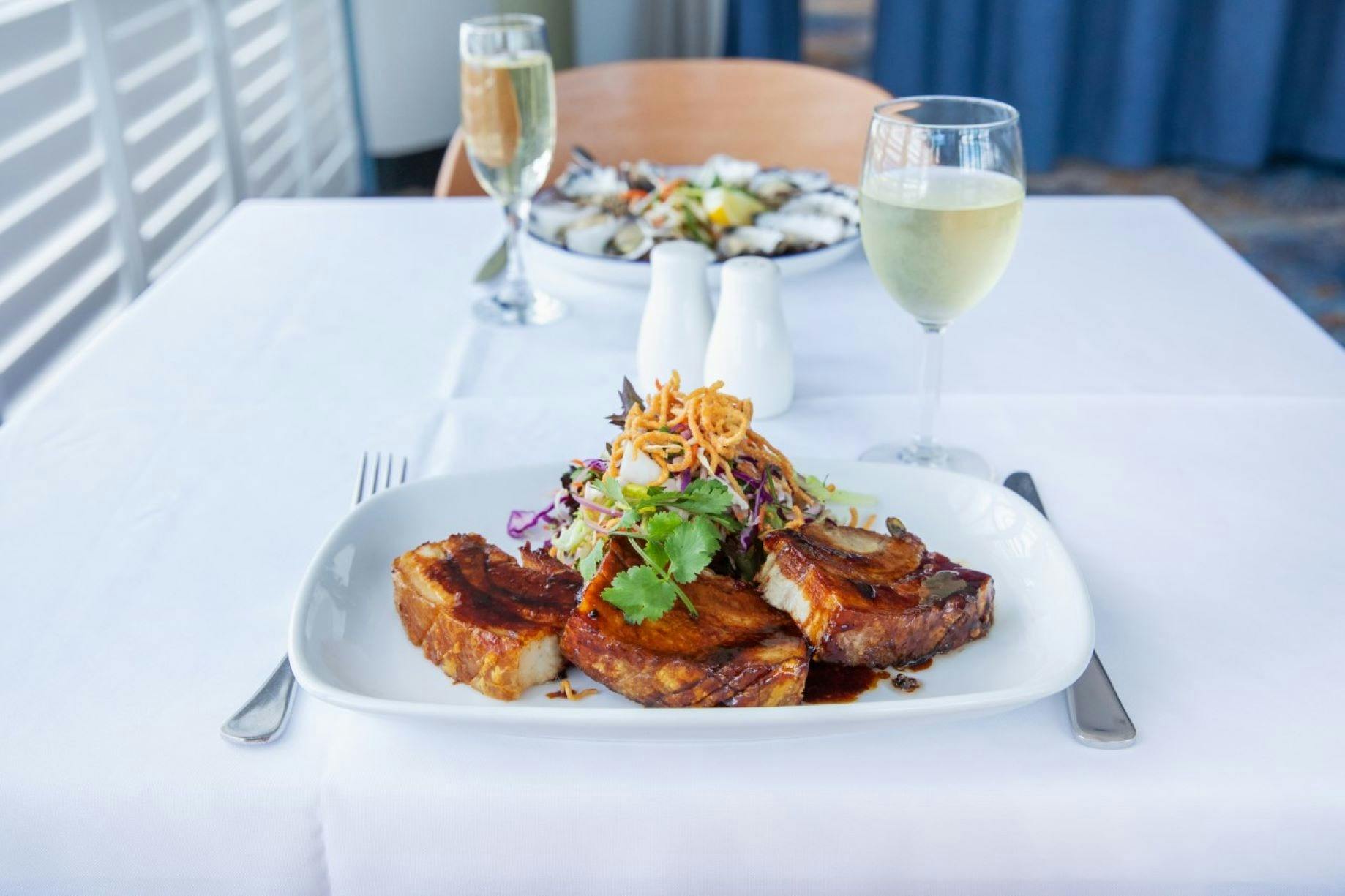 2인분 사진. 2인용 식탁에 삼겹살과 굴.