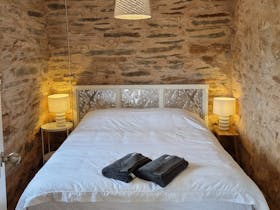 Shepherds Hut, queen in original saddle room