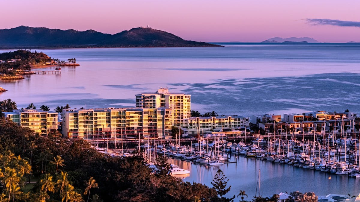 Breakwater Marina with Strand
