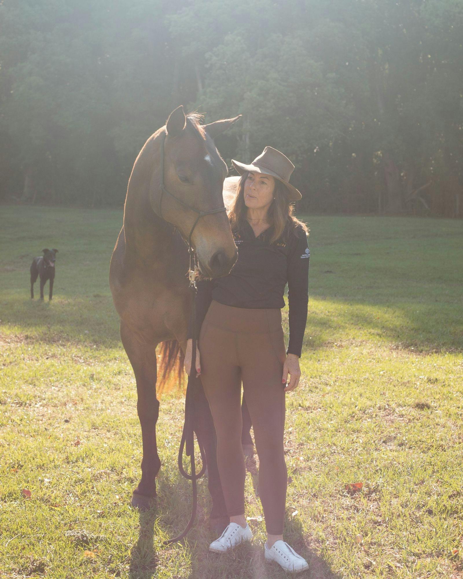 ヒディはマリーと一緒に立っており、ケルピーのビギーが背景から見守っています。