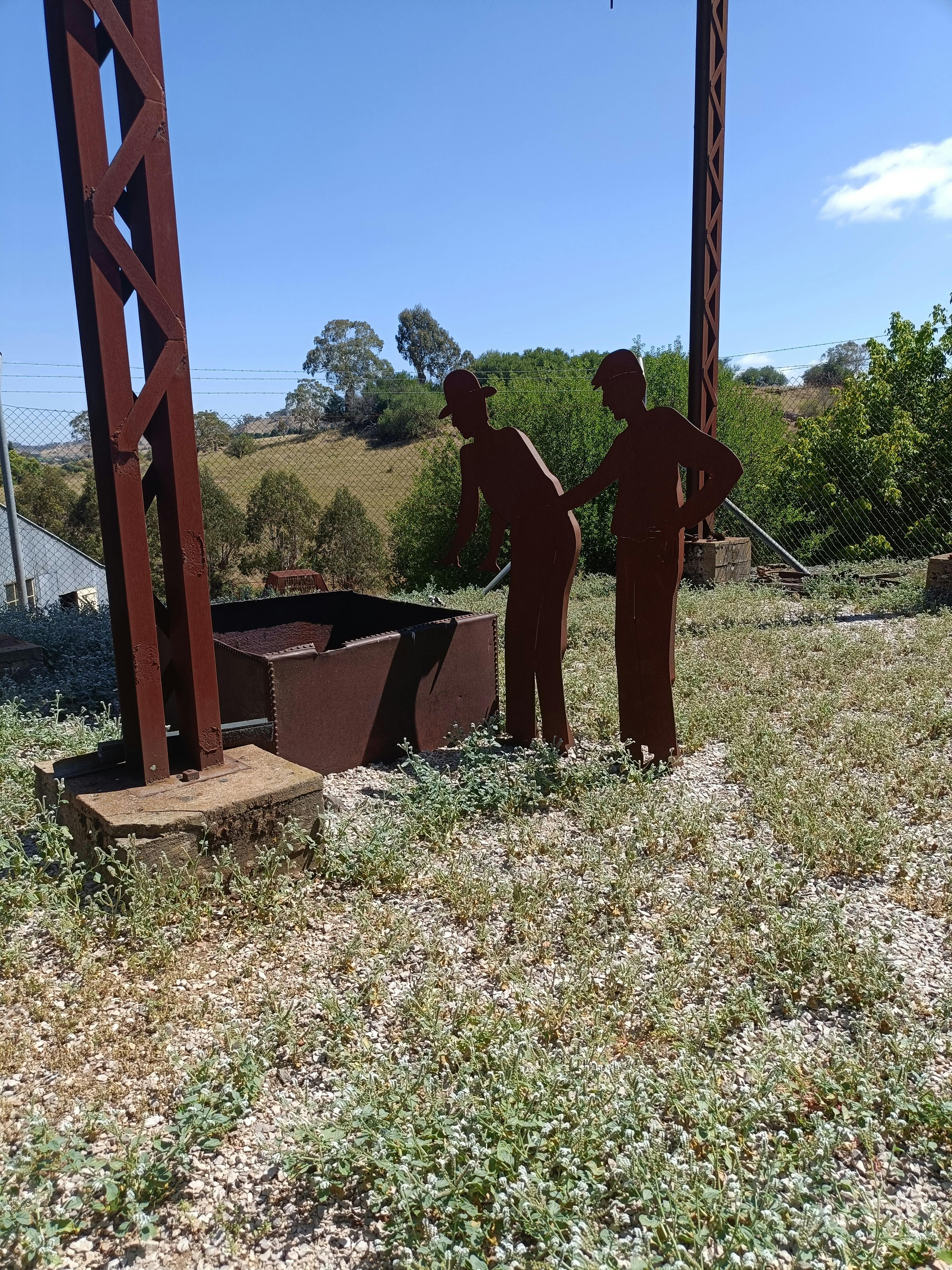 Steek sculpture of two miners under poppet head