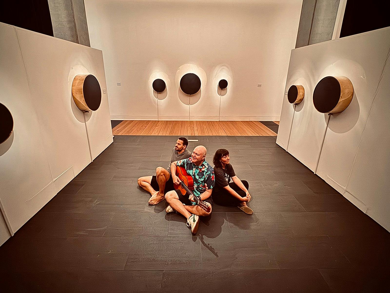 Linger – A Live Performance of Voice, Guitar and Movement